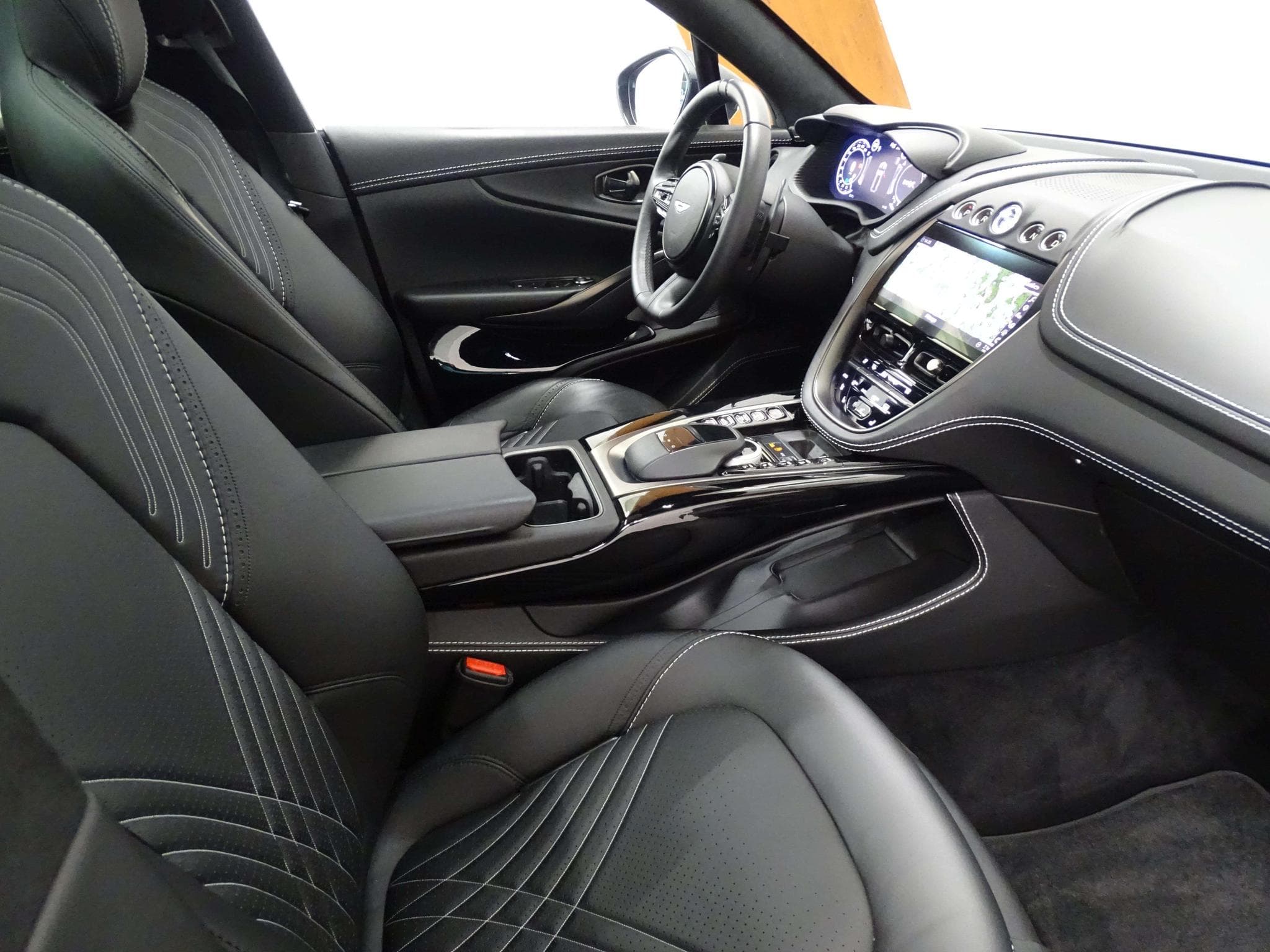 Aston-Martin DBX 4.0 V8 550 (2021) - Photo 7