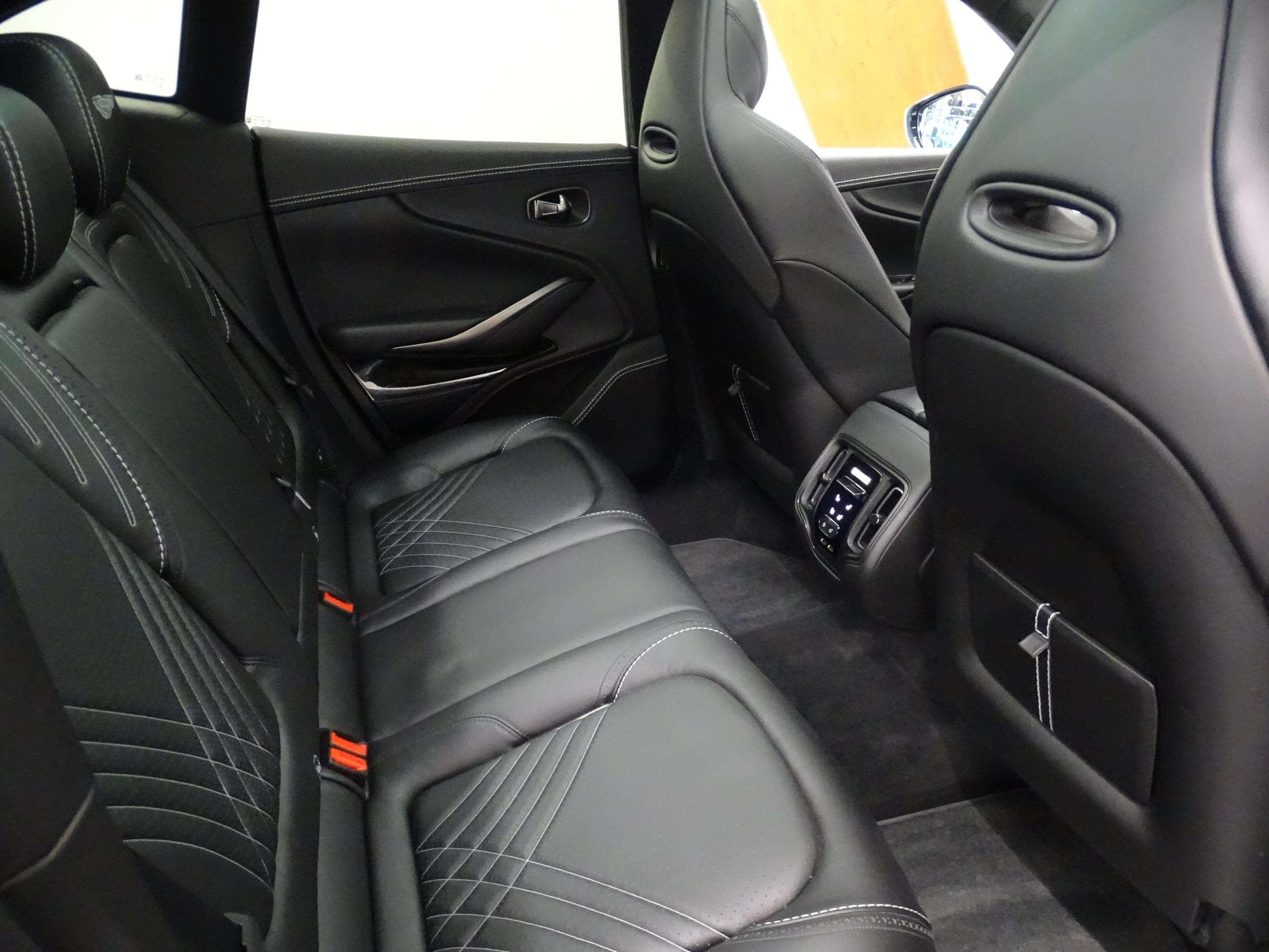 Aston-Martin DBX 4.0 V8 550 (2021) - Photo 8