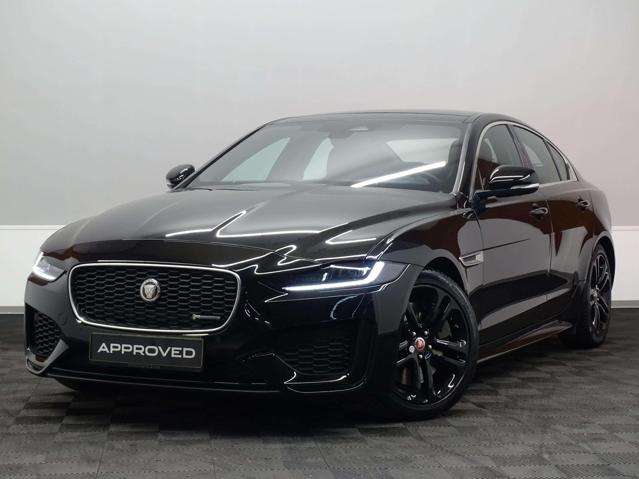 Jaguar XE R-Dynamic SE P250 (2023) - Foto 1