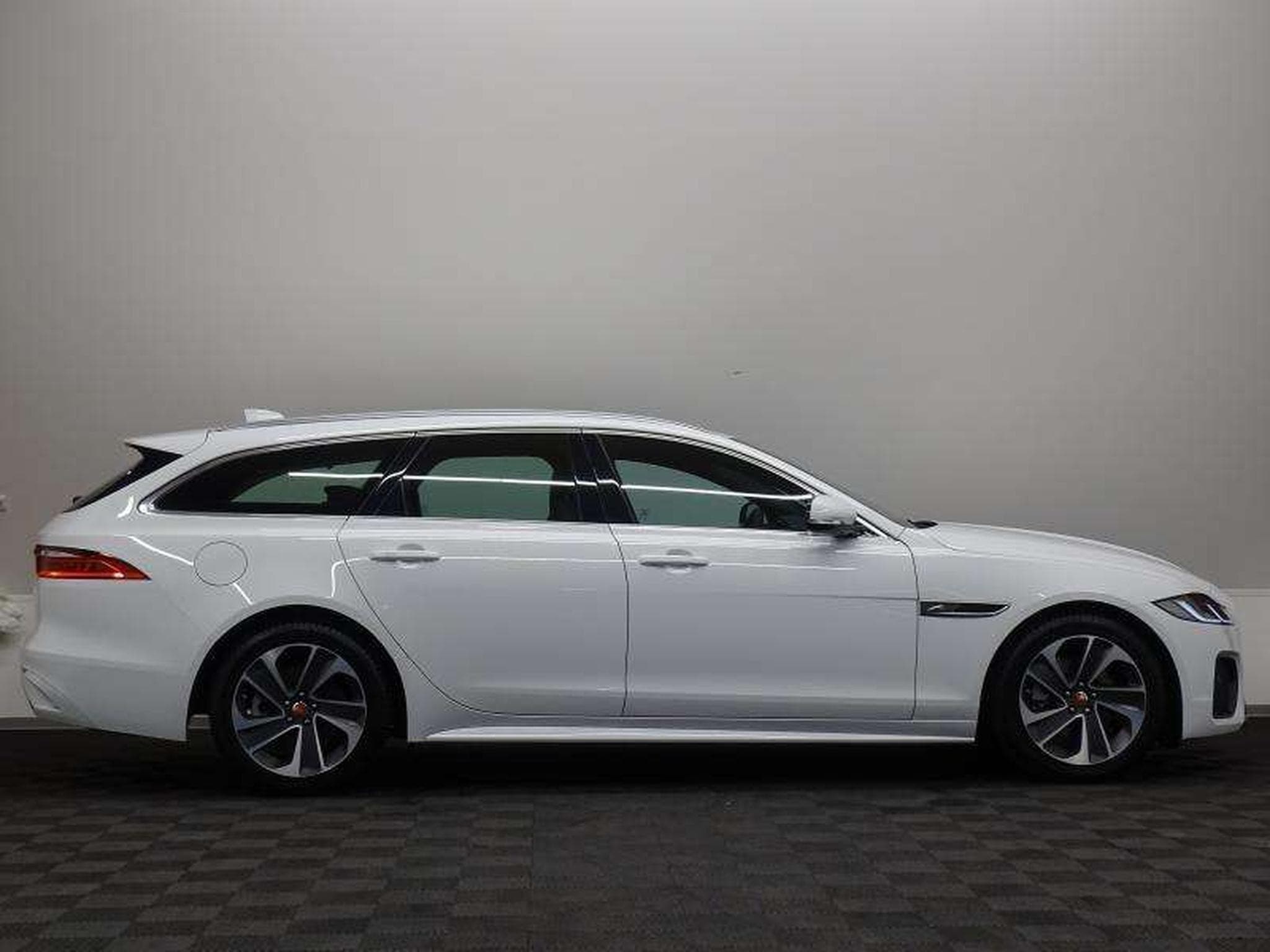 Jaguar XF Sportbrake D200 R-Dynamic S Auto RWD (2023) - Photo 3