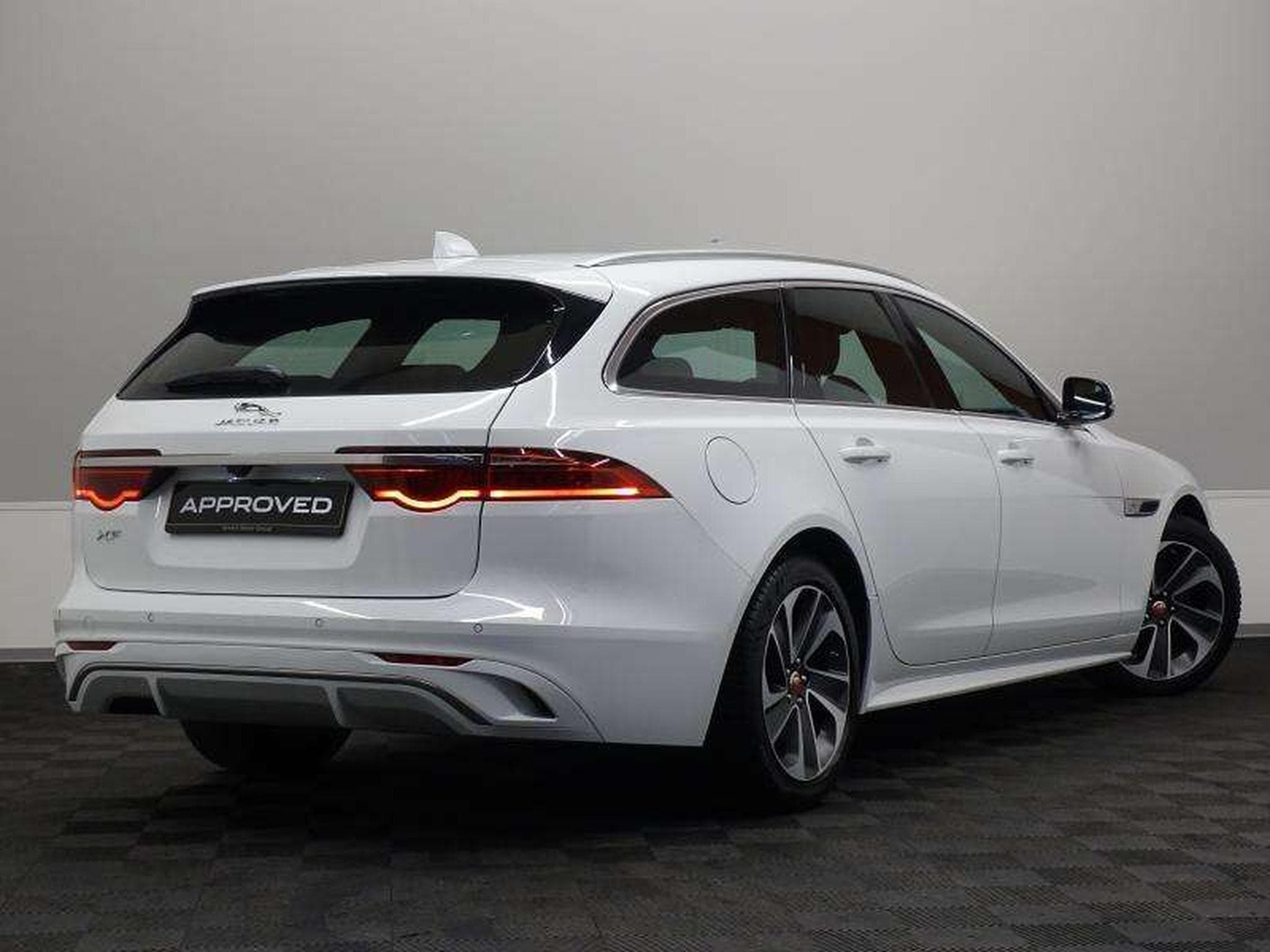 Jaguar XF Sportbrake D200 R-Dynamic S Auto RWD (2023) - Photo 4