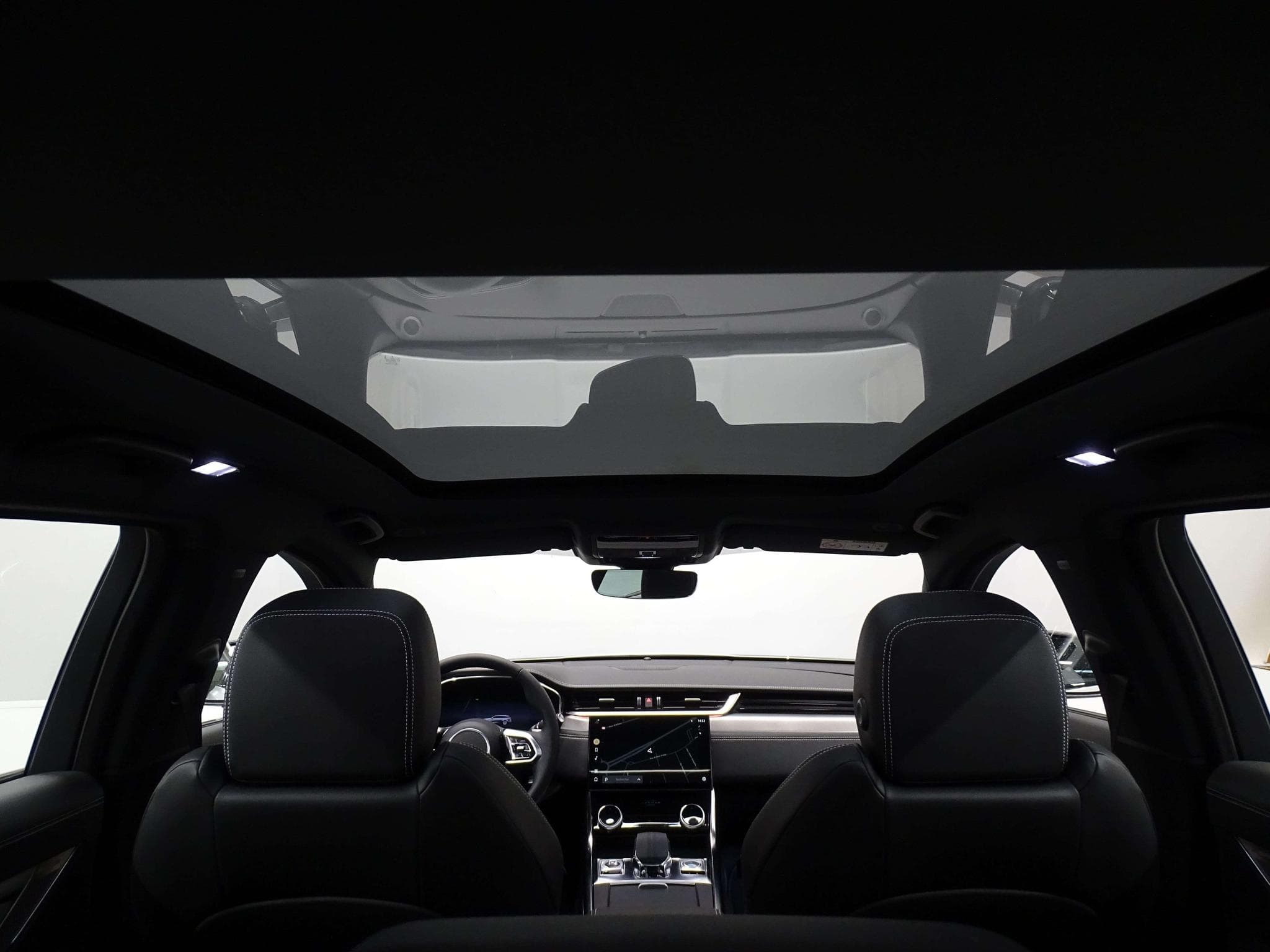 Jaguar XF D200 R-Dynamic SE RWD Auto (2024) - Photo 10