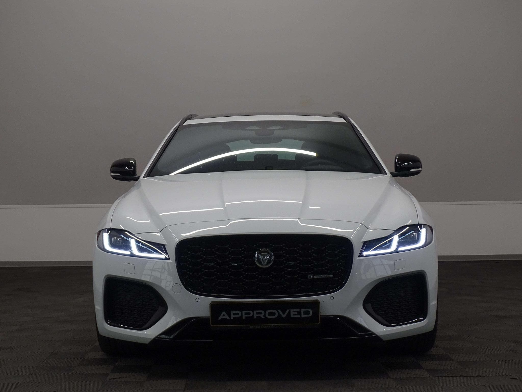 Jaguar XF D200 R-Dynamic SE RWD Auto (2024) - Photo 2