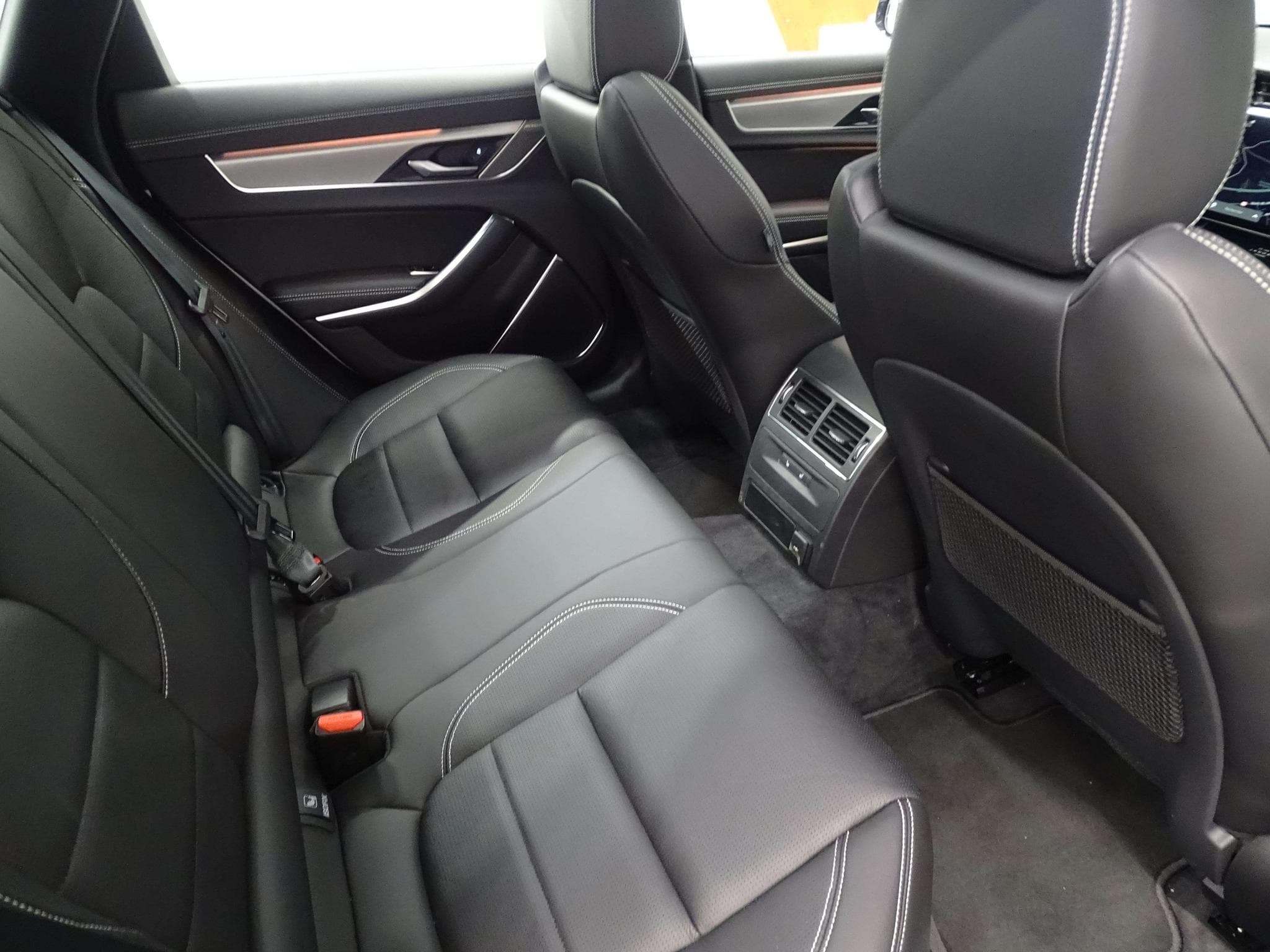 Jaguar XF D200 R-Dynamic SE RWD Auto (2024) - Photo 8