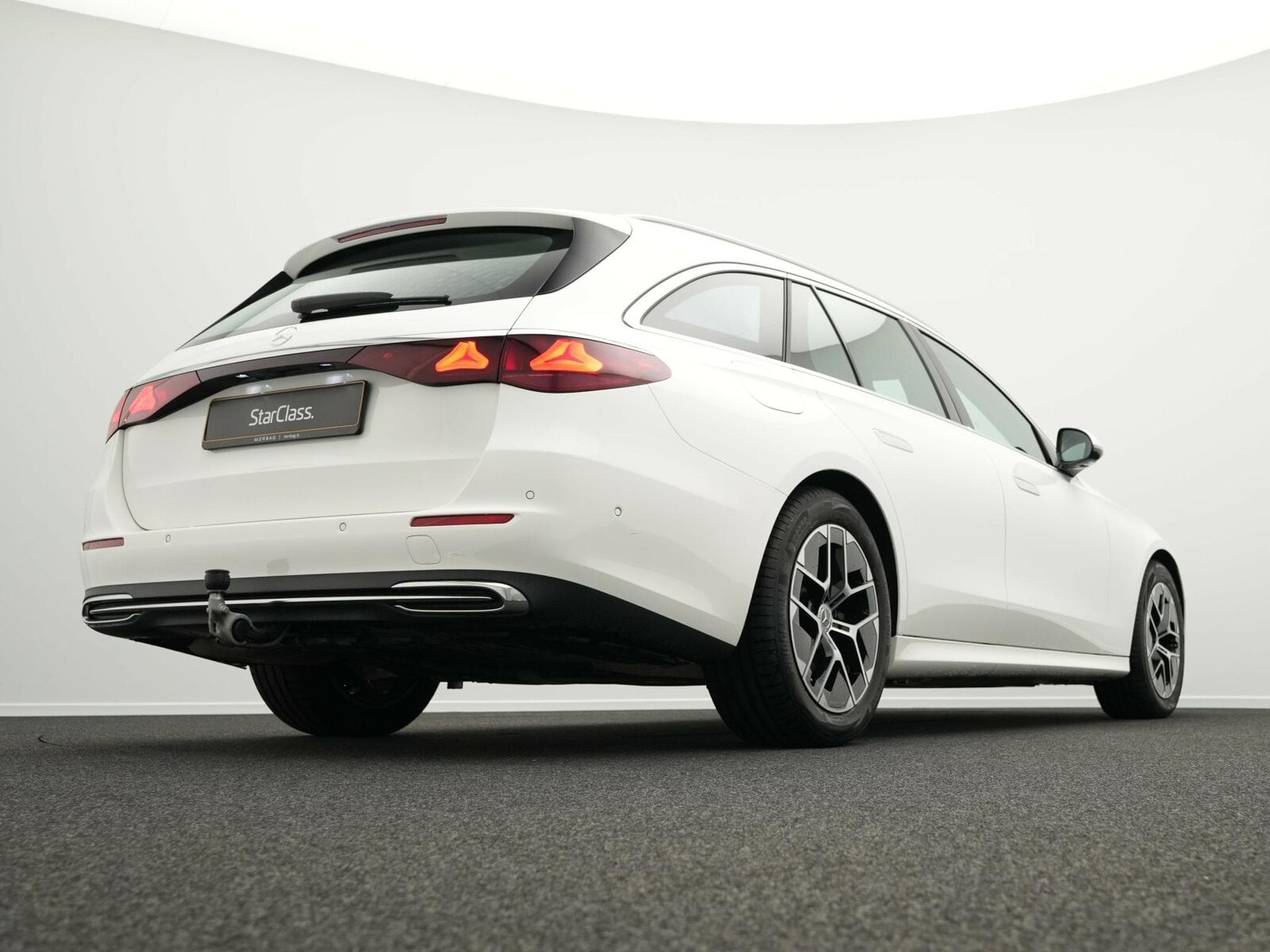 Mercedes E 200 T. Avantgarde Digital+AHK+360°+Memory (2023) - Photo 11