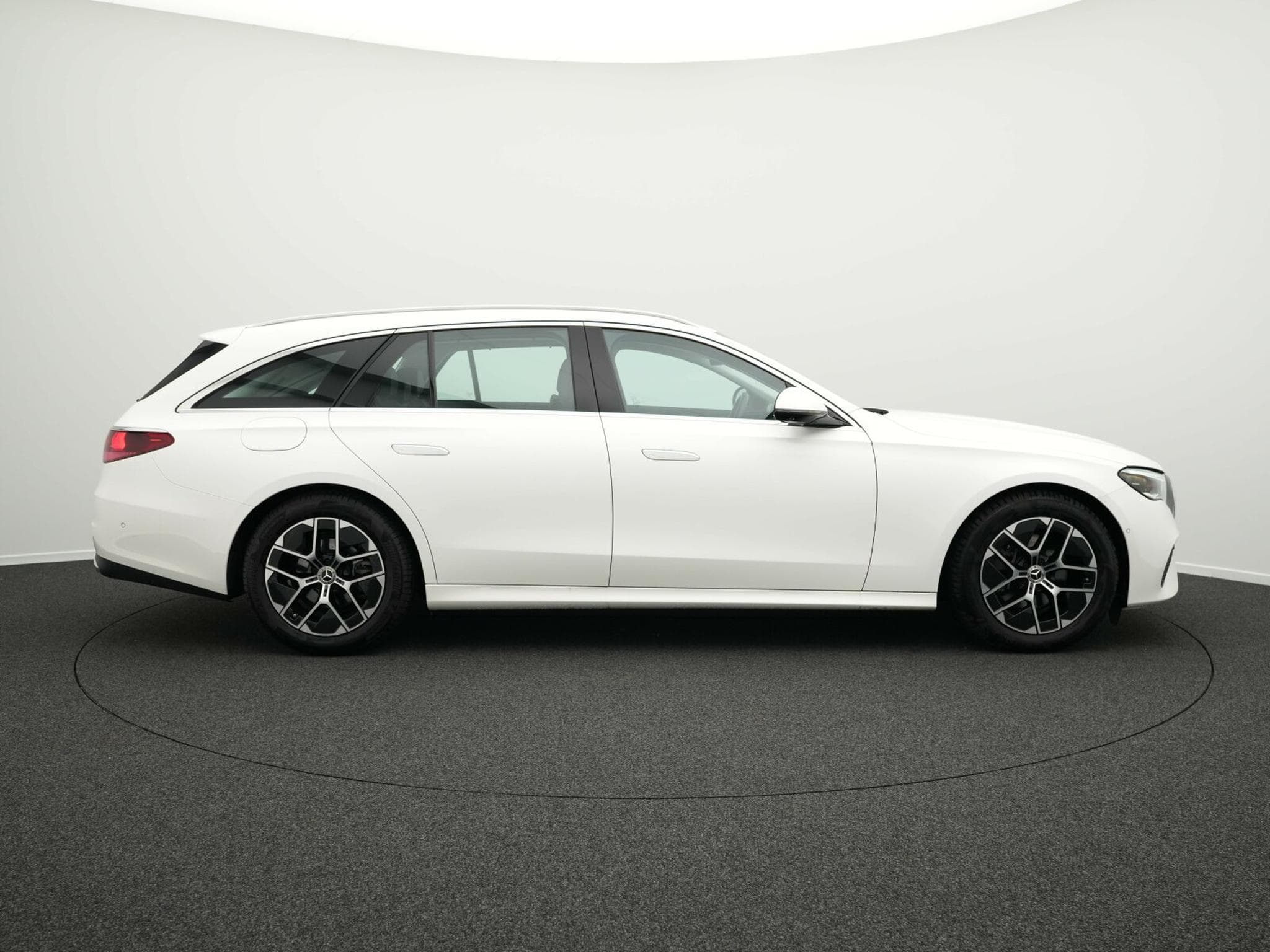 Mercedes E 200 T. Avantgarde Digital+AHK+360°+Memory (2023) - Photo 5