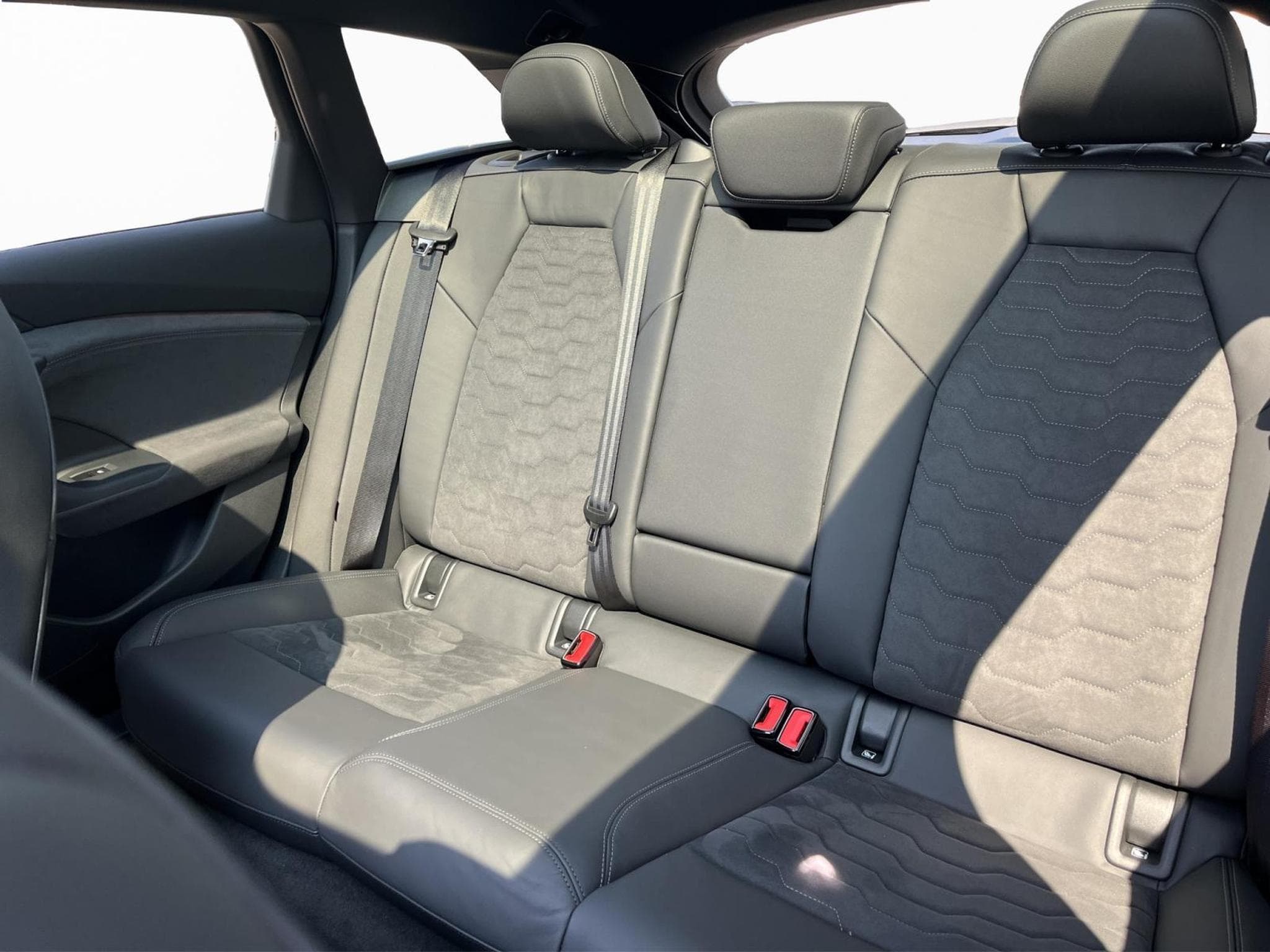 Audi A6 Edition Blu Avant e-tron (2025) - Photo 16