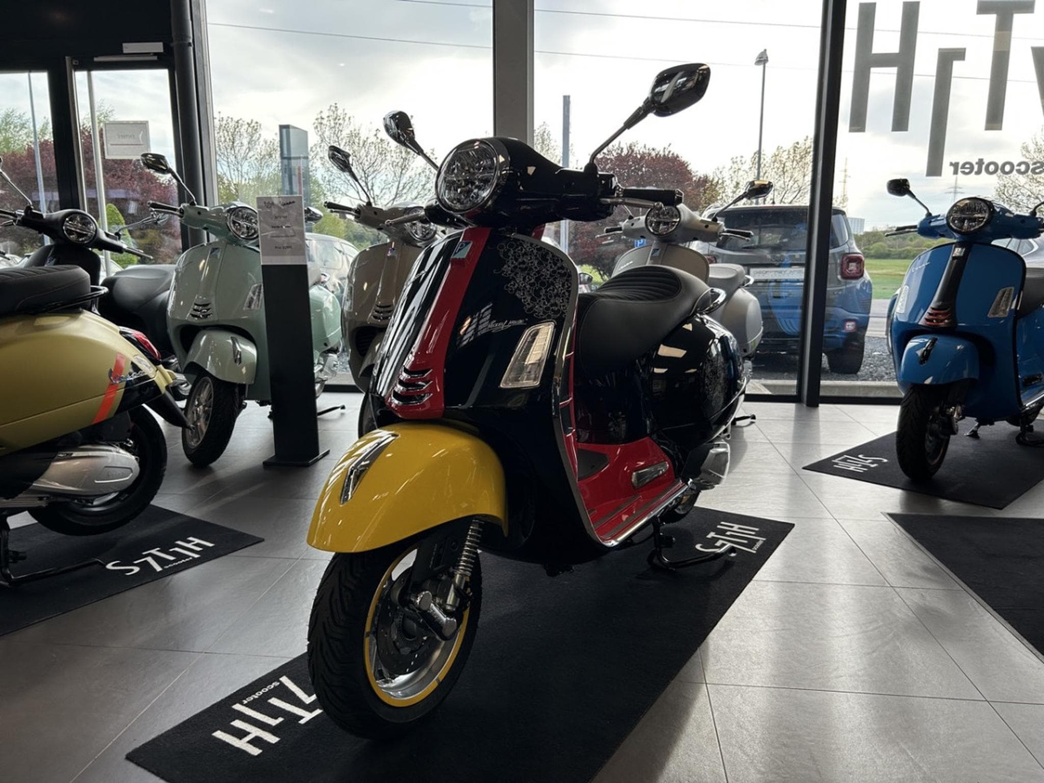 Vespa GTS 310 Mickey Mouse Disney Edition GAS (2026) - Photo 1