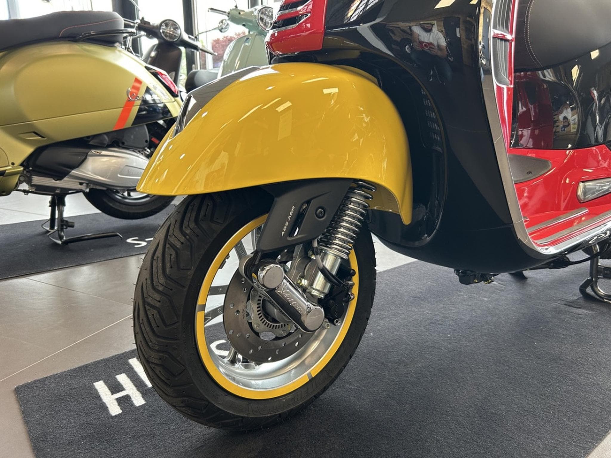 Vespa GTS 310 Mickey Mouse Disney Edition GAS (2026) - Photo 10