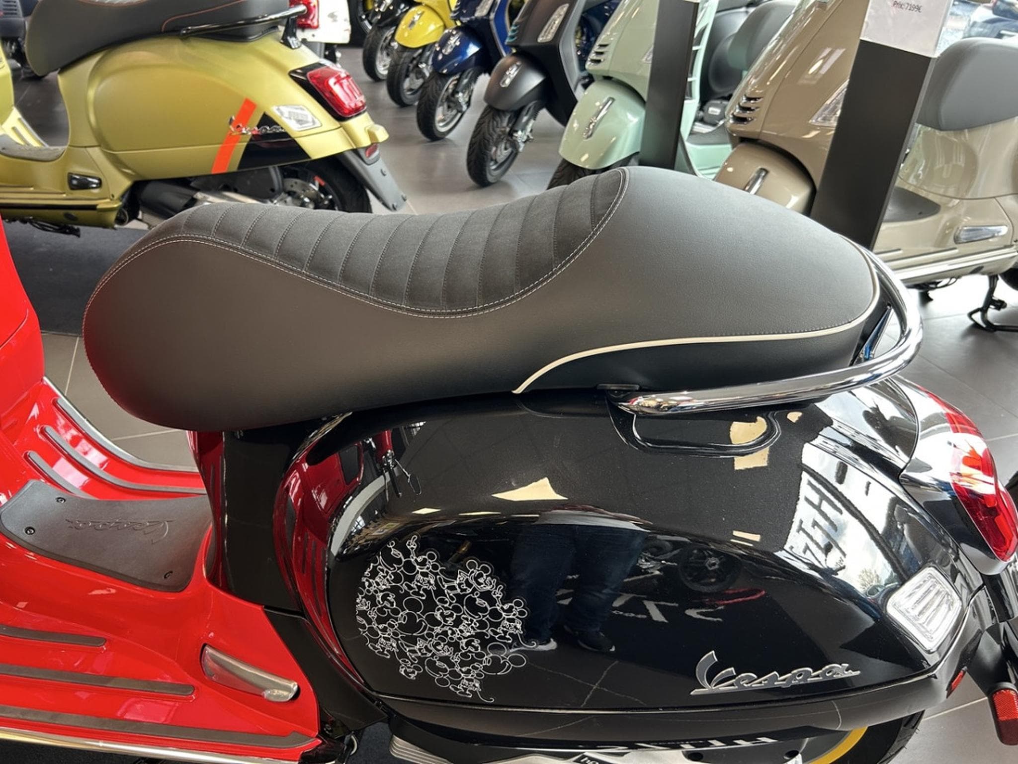 Vespa GTS 310 Mickey Mouse Disney Edition GAS (2026) - Photo 12