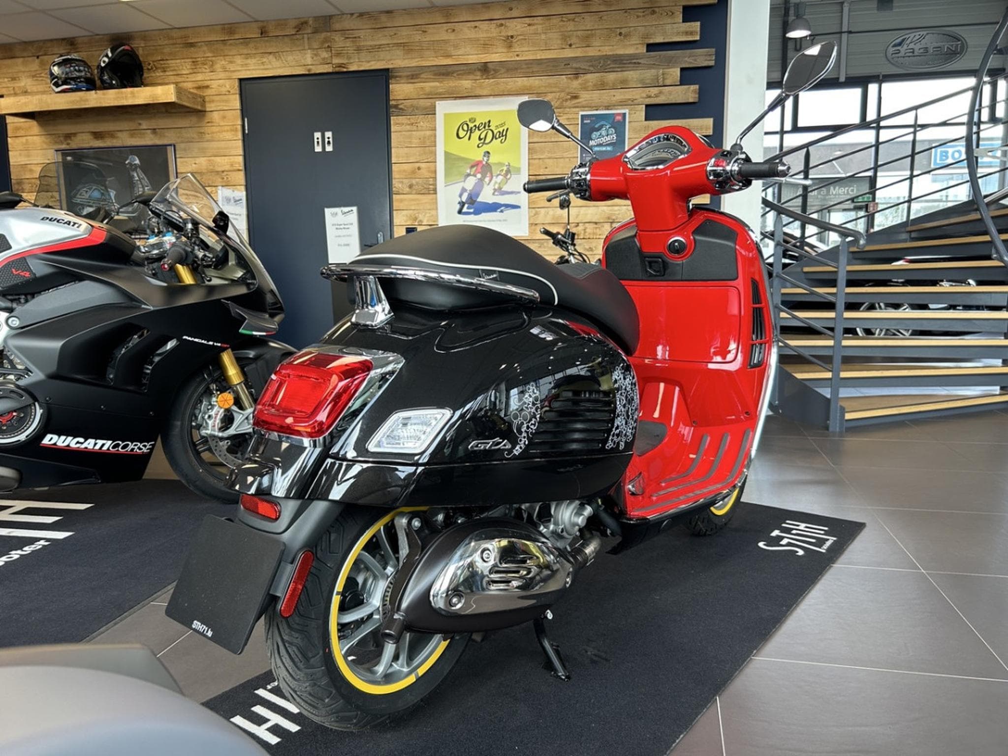 Vespa GTS 310 Mickey Mouse Disney Edition GAS (2026) - Photo 5