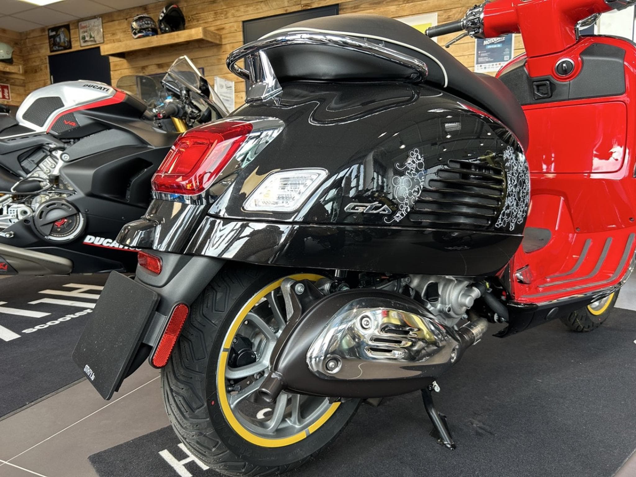 Vespa GTS 310 Mickey Mouse Disney Edition GAS (2026) - Photo 7