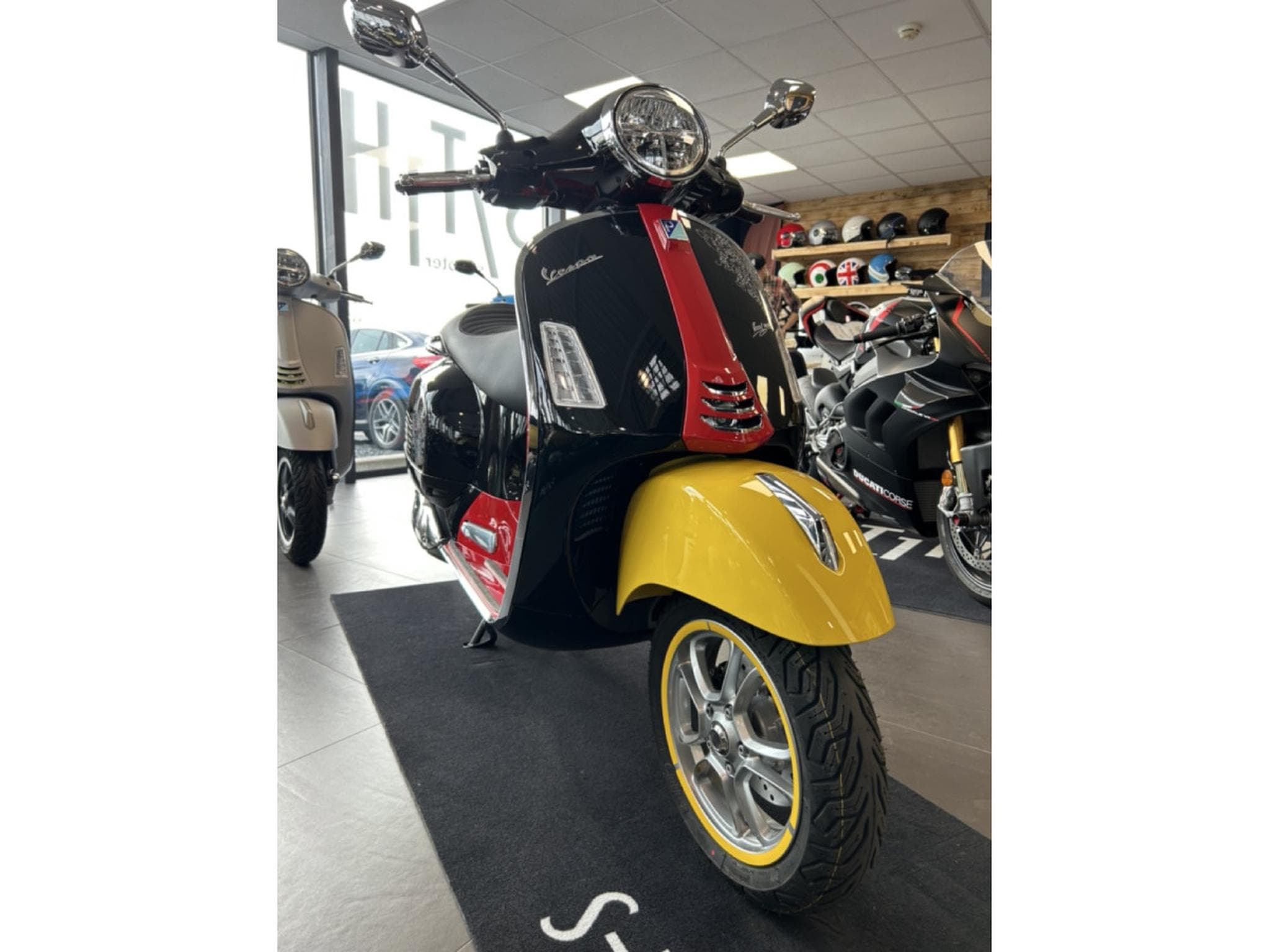 Vespa GTS 310 Mickey Mouse Disney Edition GAS (2026) - Photo 8