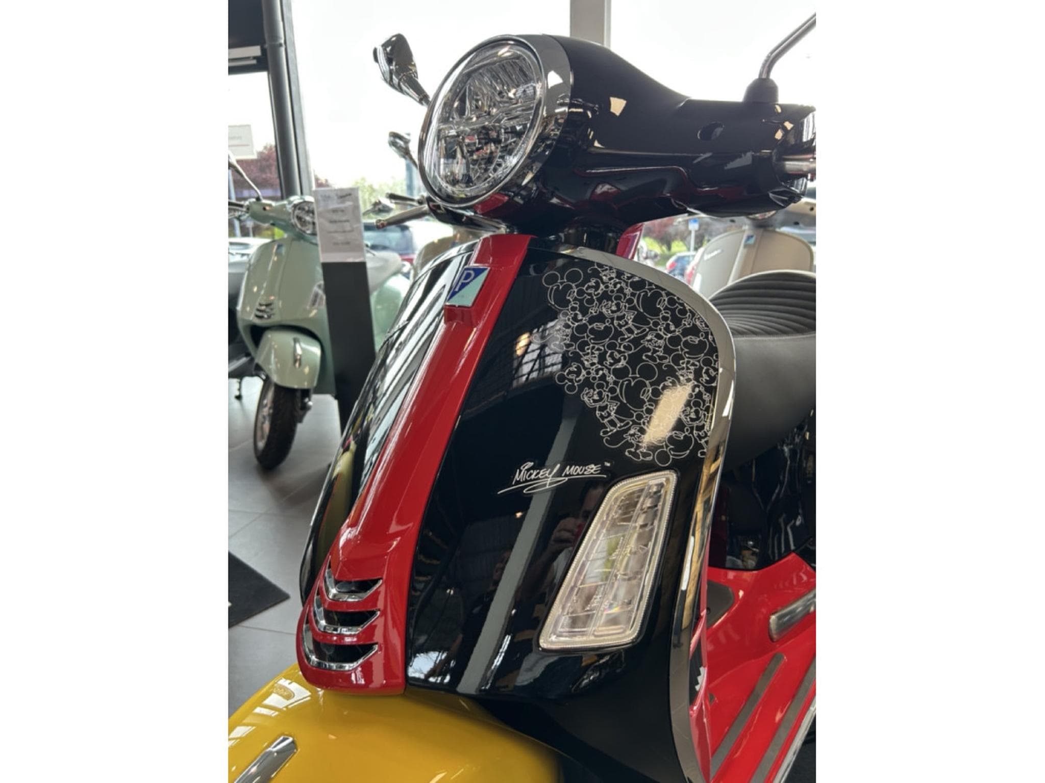 Vespa GTS 310 Mickey Mouse Disney Edition GAS (2026) - Photo 9