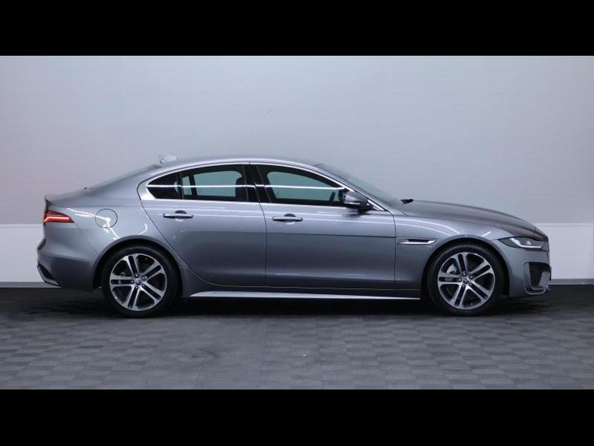 Jaguar XE D200 R-Dynamic S RWD Auto (2024) - Photo 3