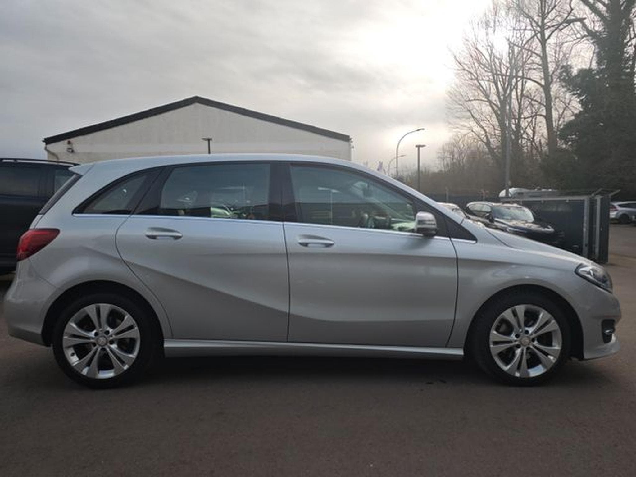 Mercedes B 180 B 180 URBAN*NAVI*SITZHEIZUNG*PDC*KLIMA*EURO 6* (2015) - Foto 13