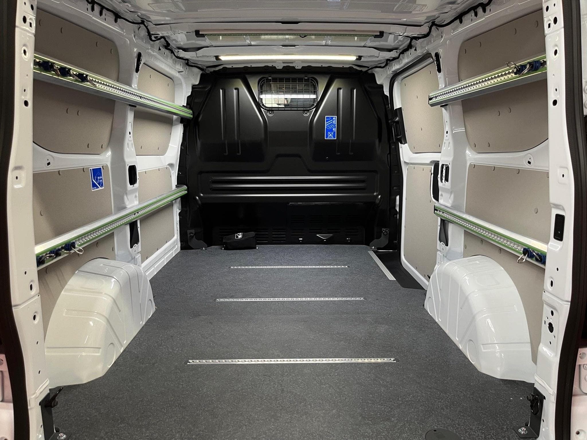 Ford Transit Trend 320S (2025) - Photo 19