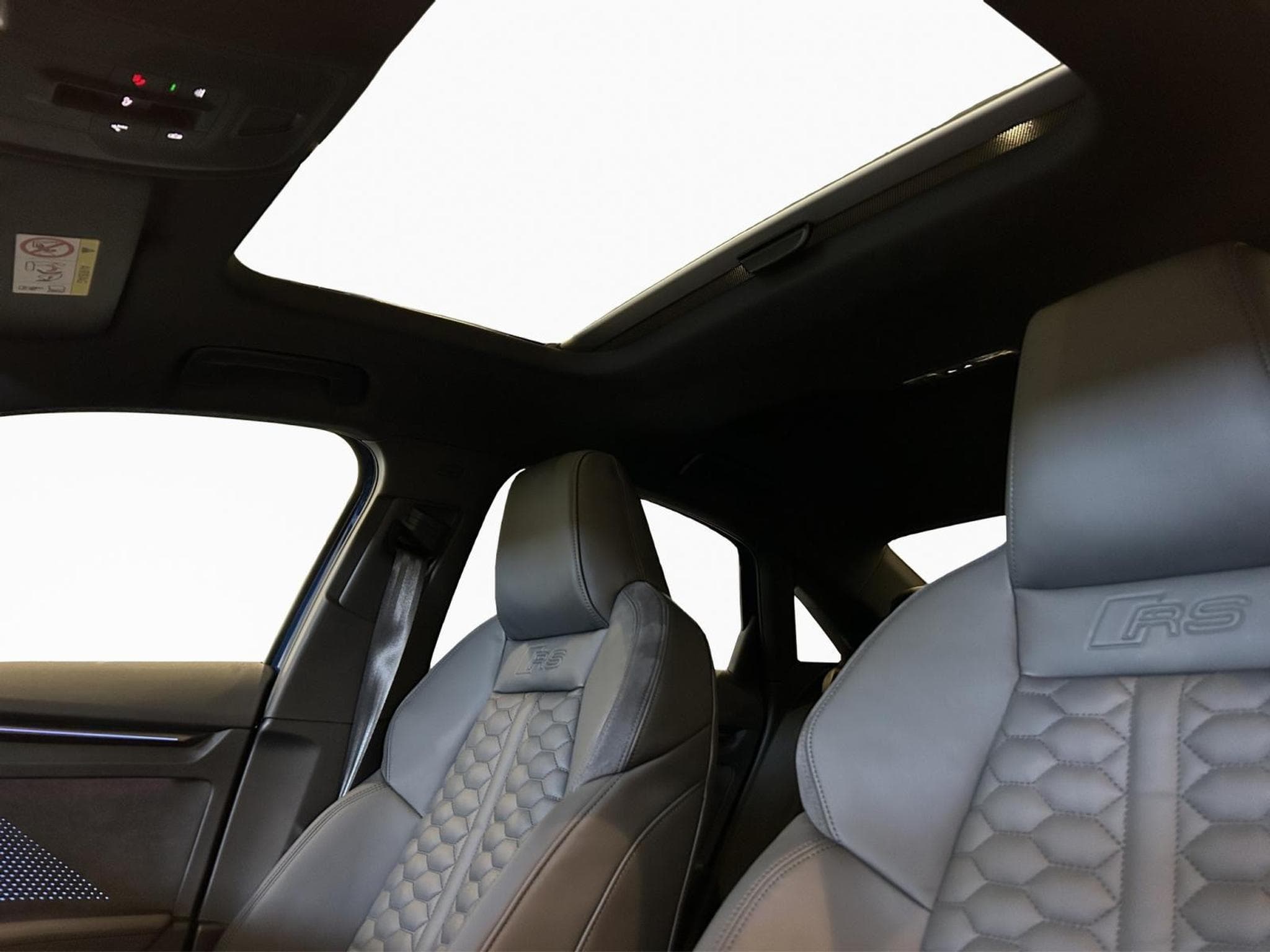 Audi RS3 TFSI Limousine quattro S troni (2025) - Foto 17