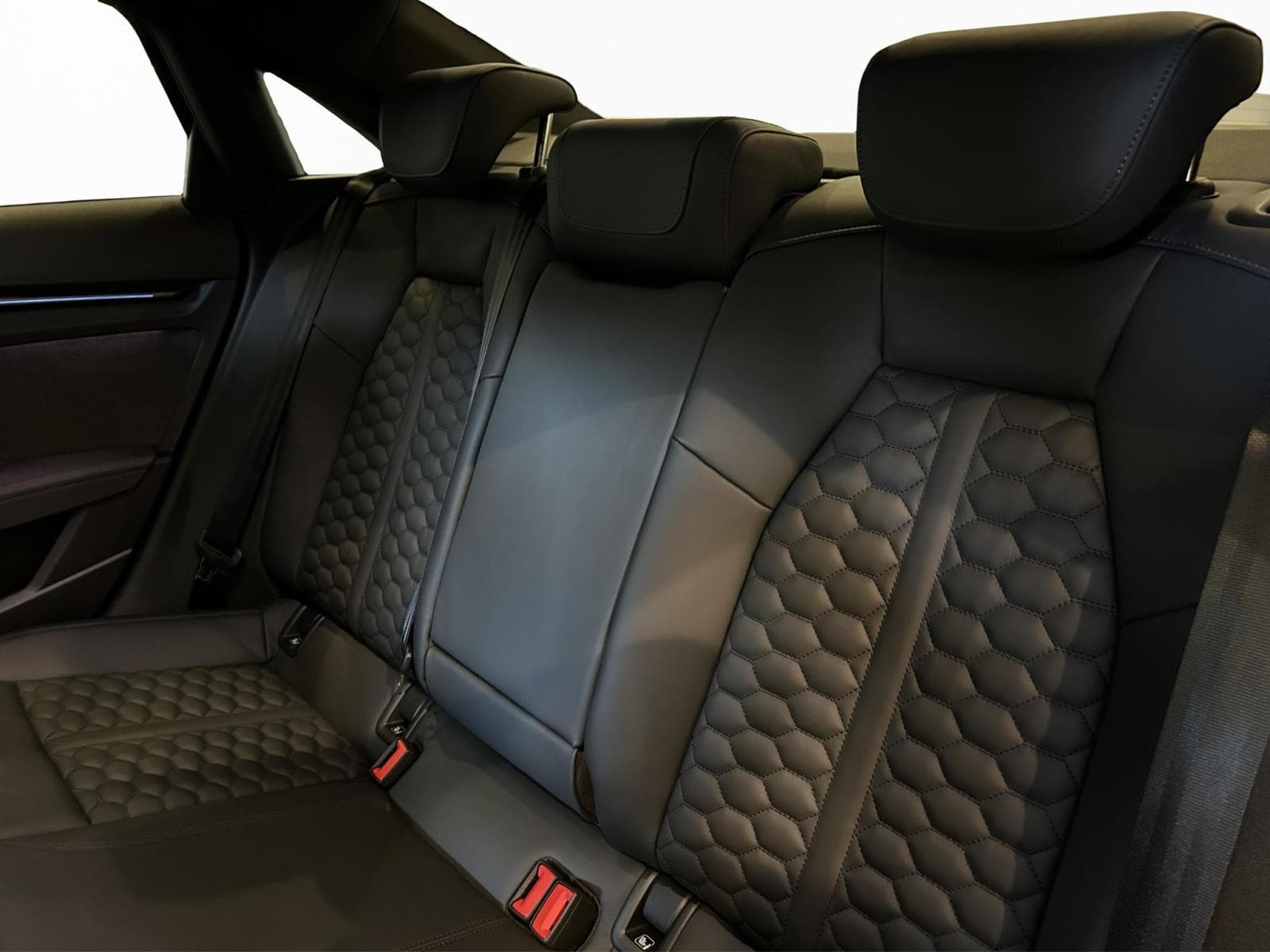 Audi RS3 TFSI Limousine quattro S troni (2025) - Foto 18