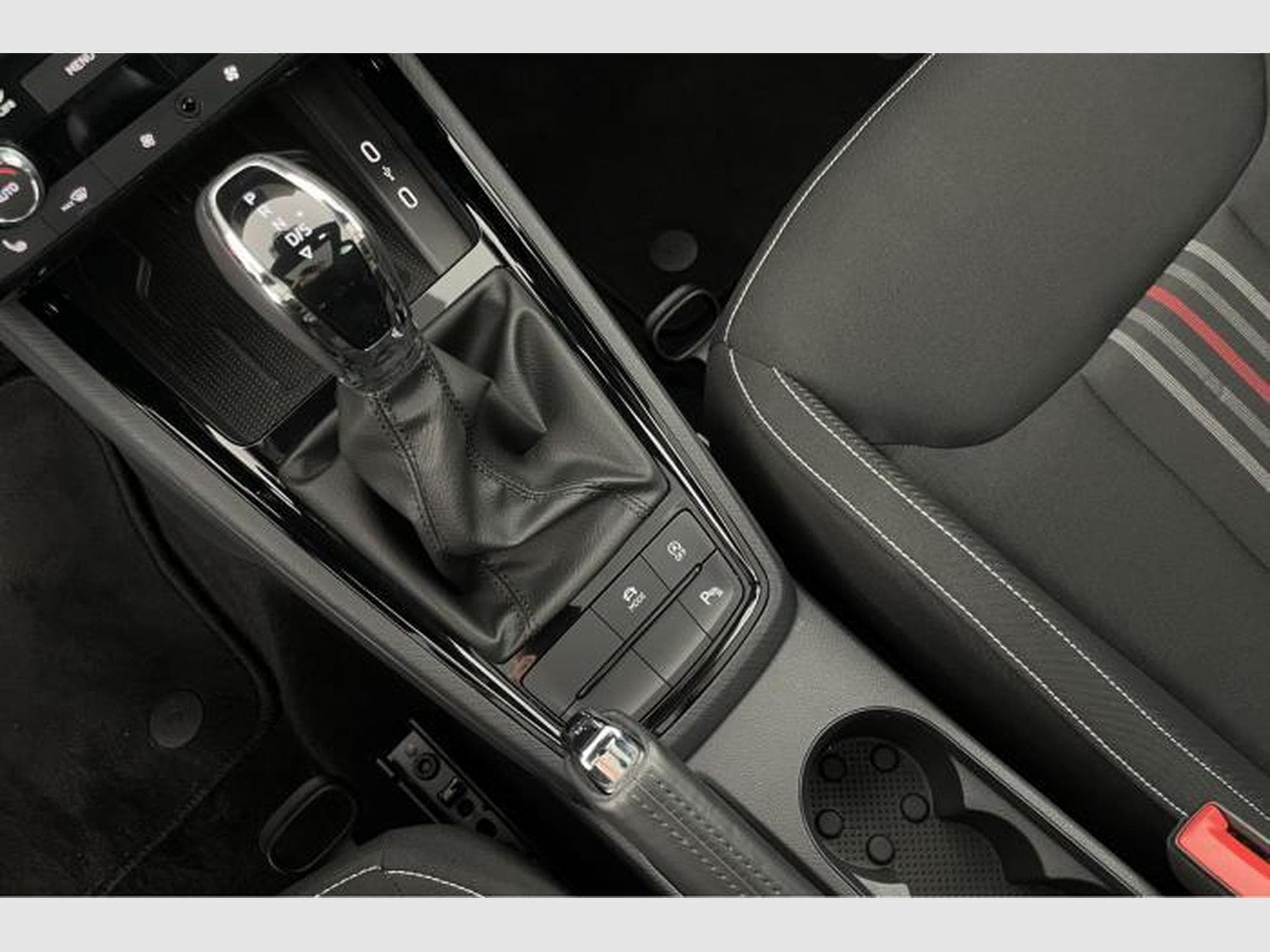 Skoda Kamiq 1.0 TSI Monte (2024) - Photo 23