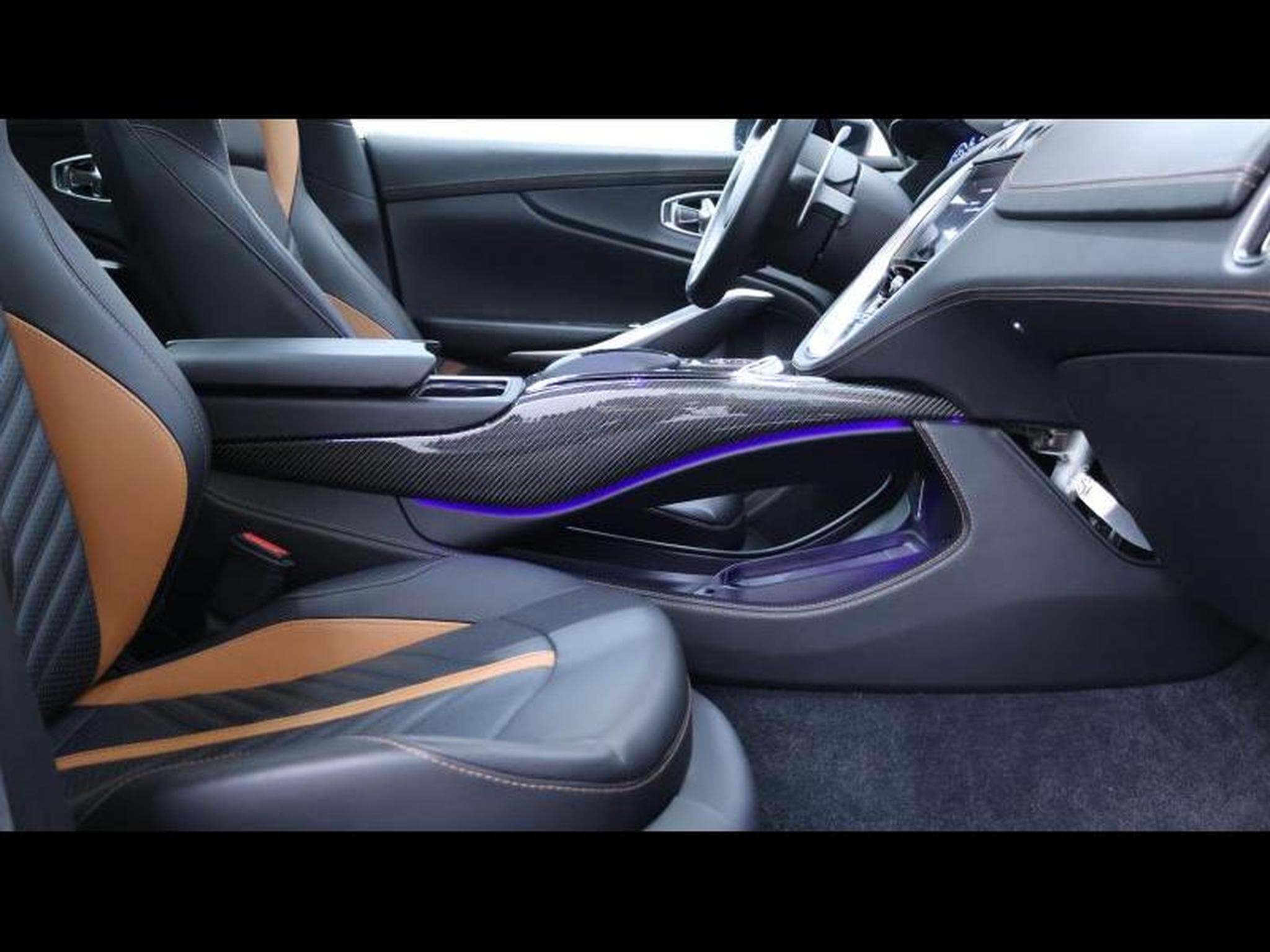 Aston-Martin DBX 707 V8 (2023) - Photo 11