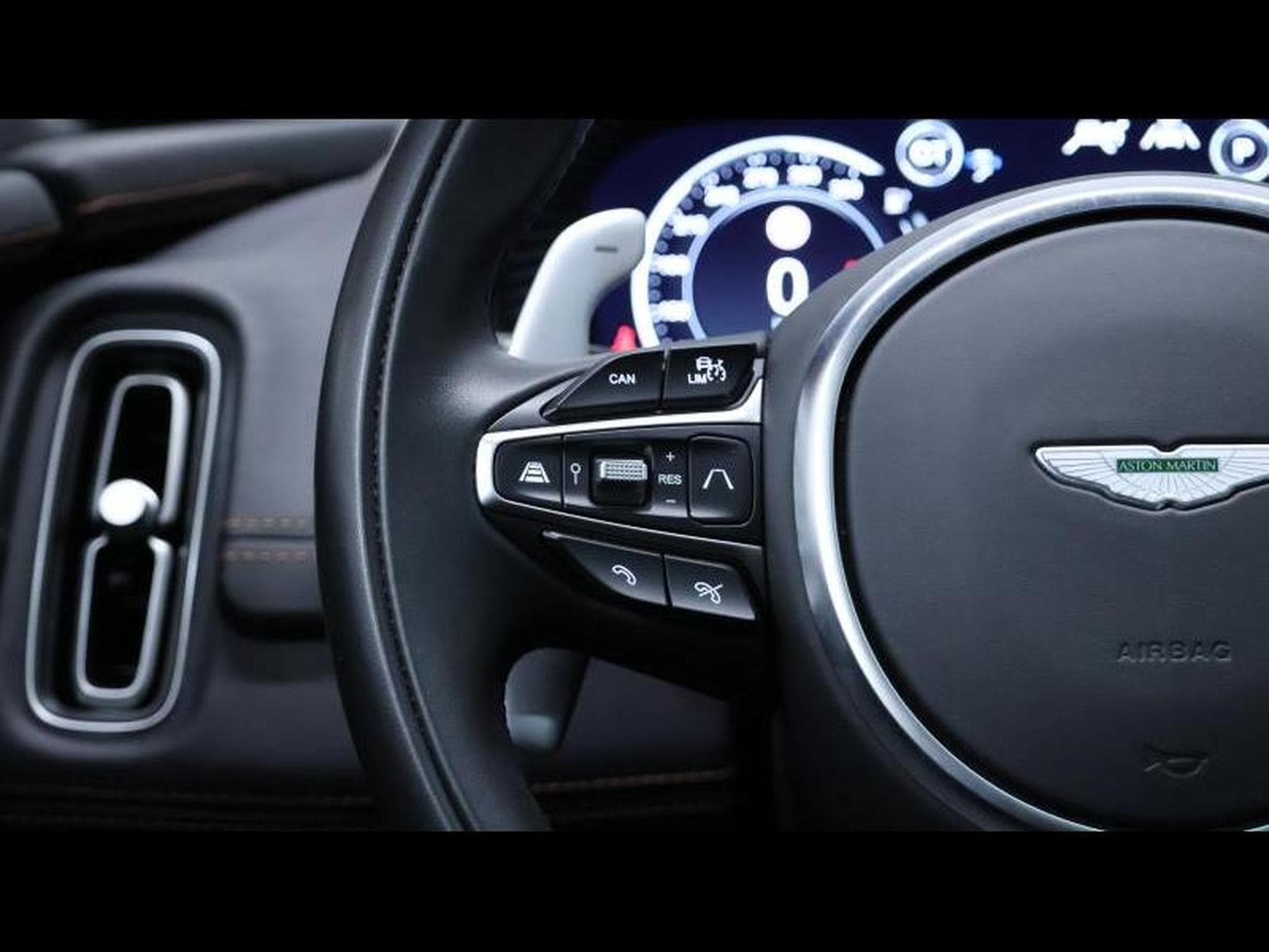 Aston-Martin DBX 707 V8 (2023) - Photo 15