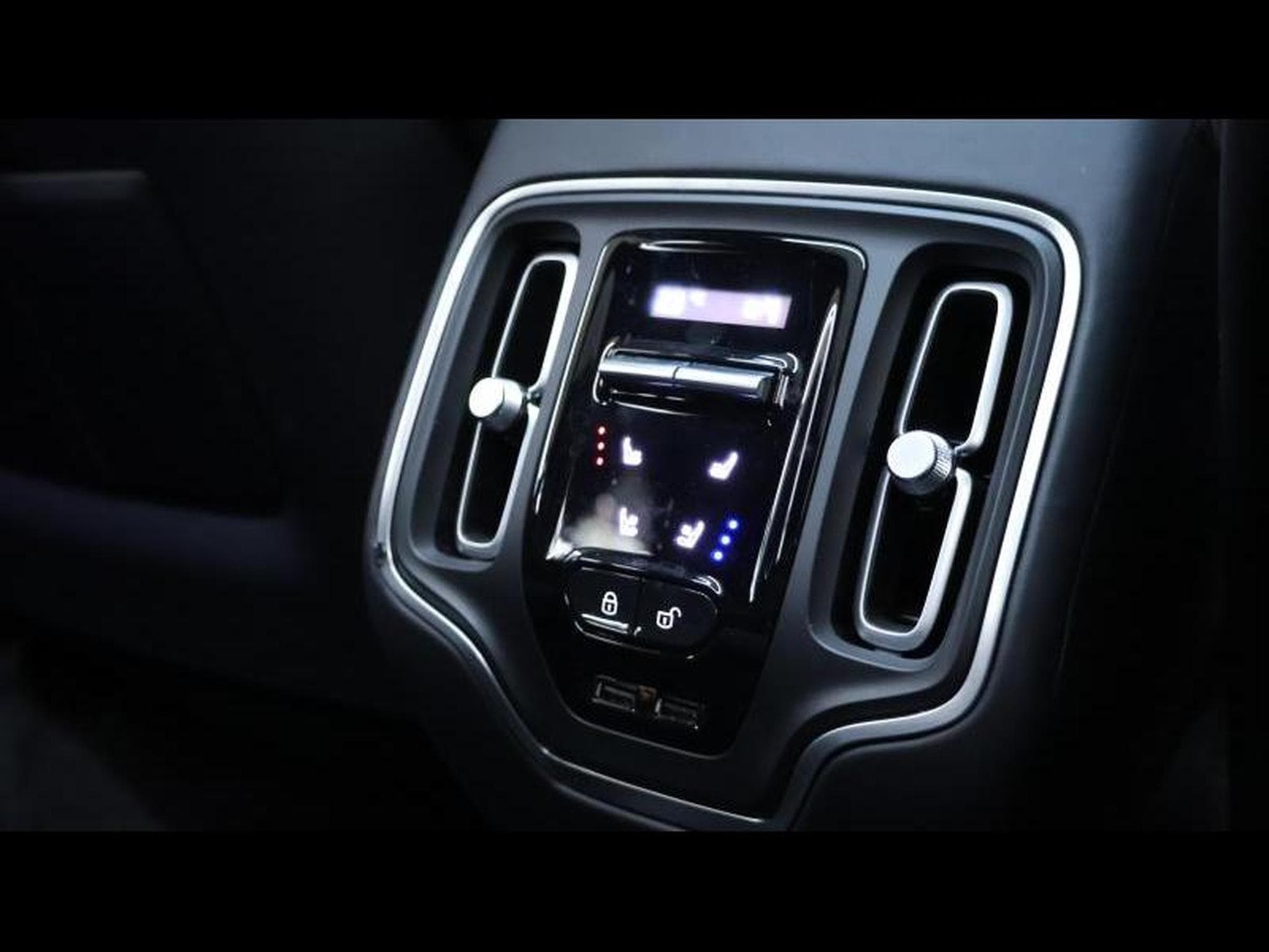 Aston-Martin DBX 707 V8 (2023) - Photo 19