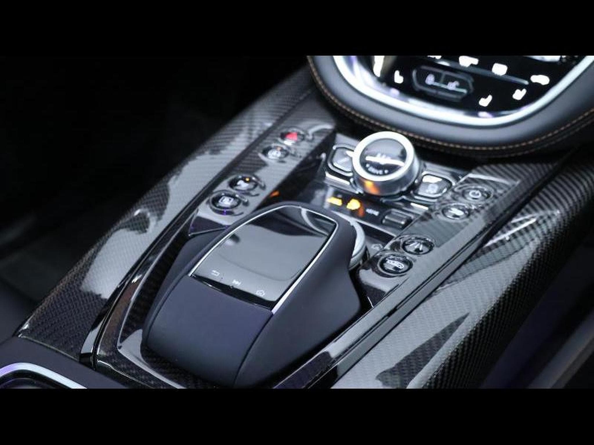 Aston-Martin DBX 707 V8 (2023) - Photo 21