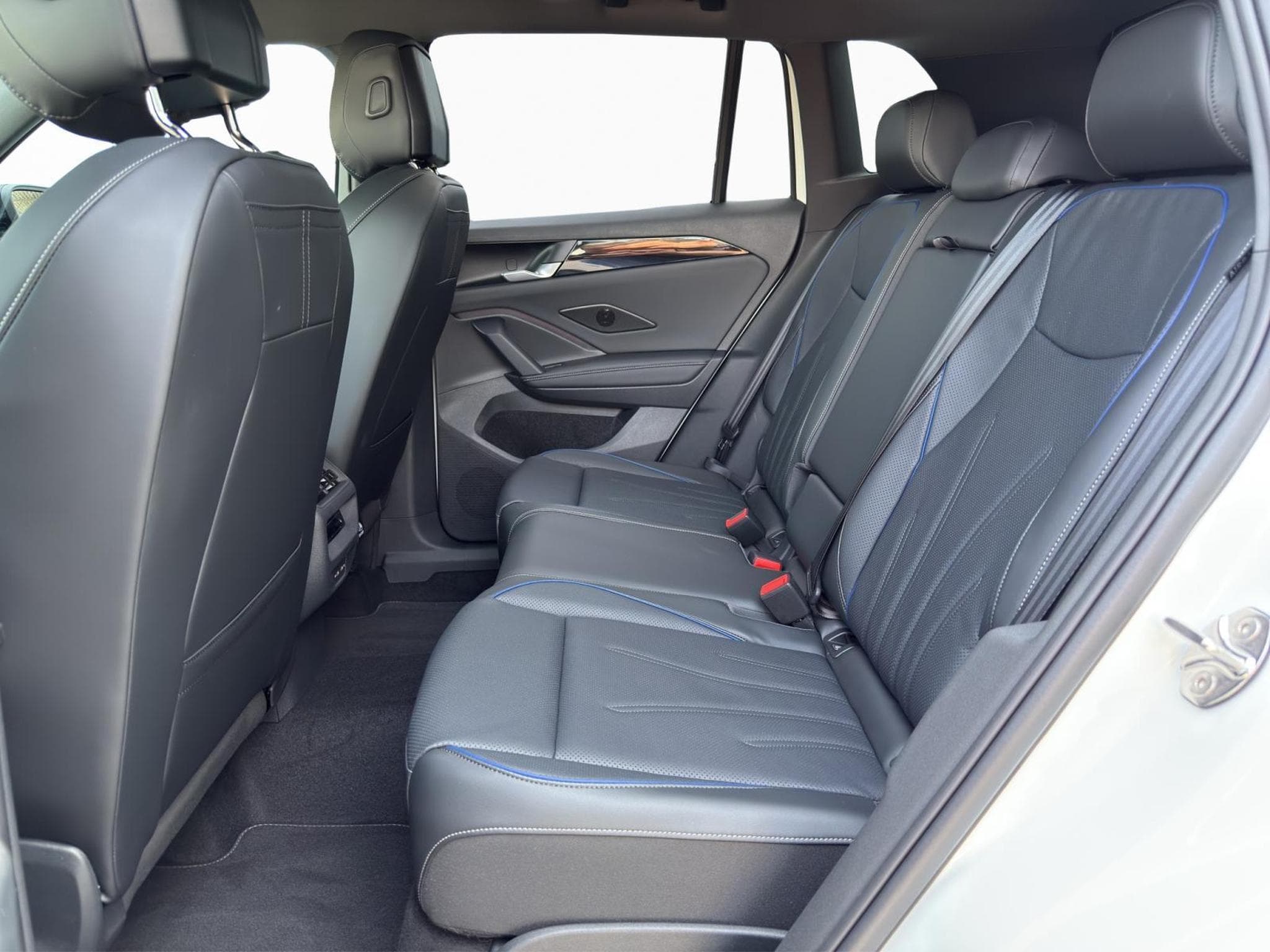 VW Tiguan R-LINE (2025) - Photo 13