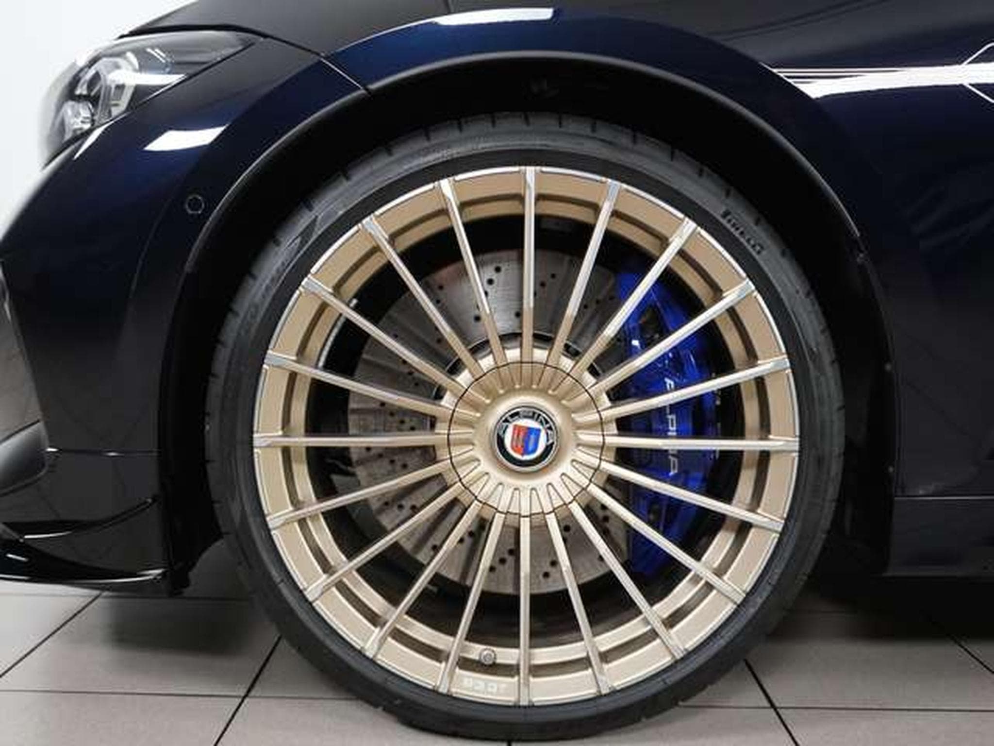 Alpina B3 GT Touring SWITCH-TRONIC Allrad (2026) - Photo 4