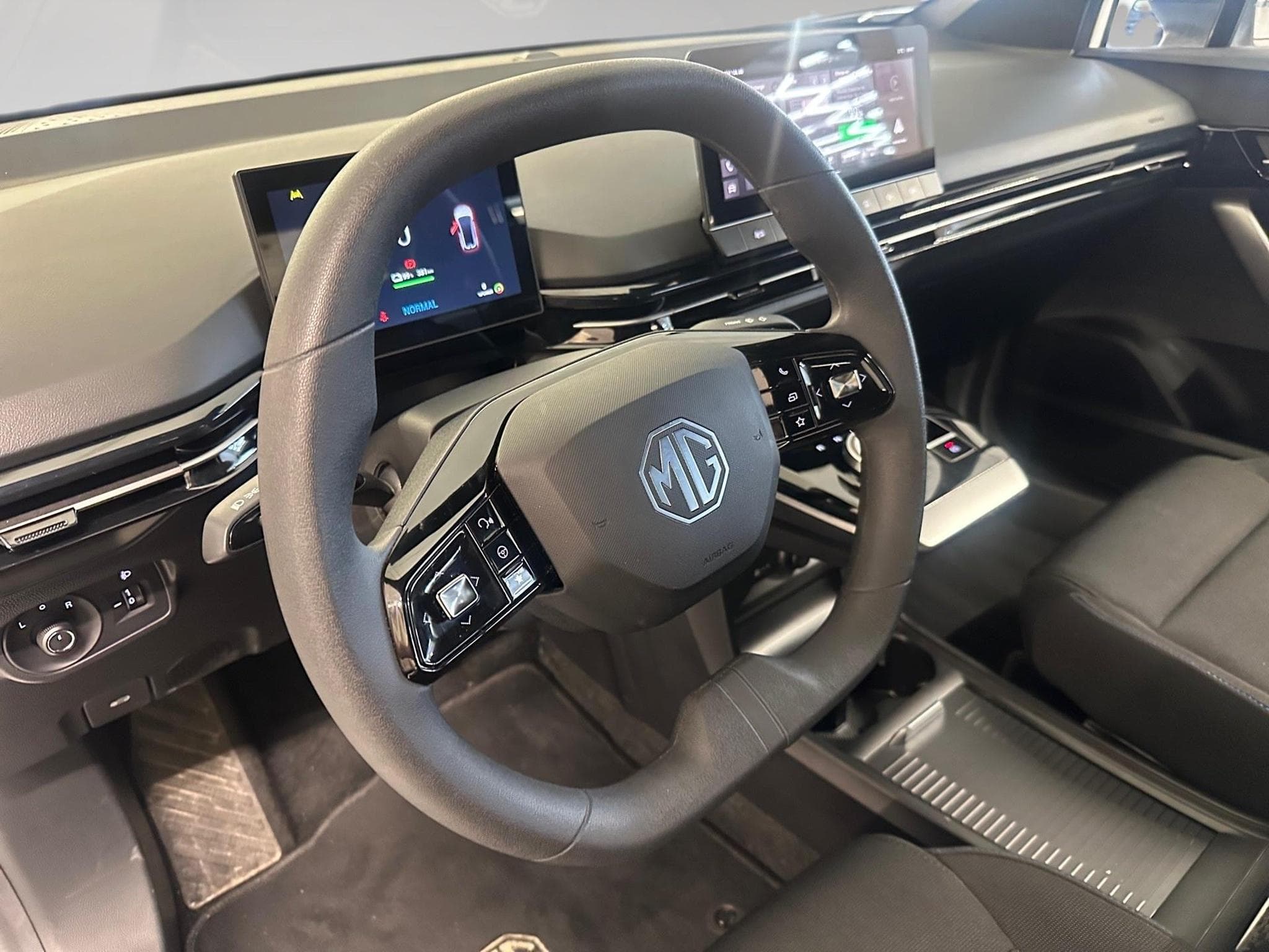 MG MG4 STANDARD (2023) - Photo 8