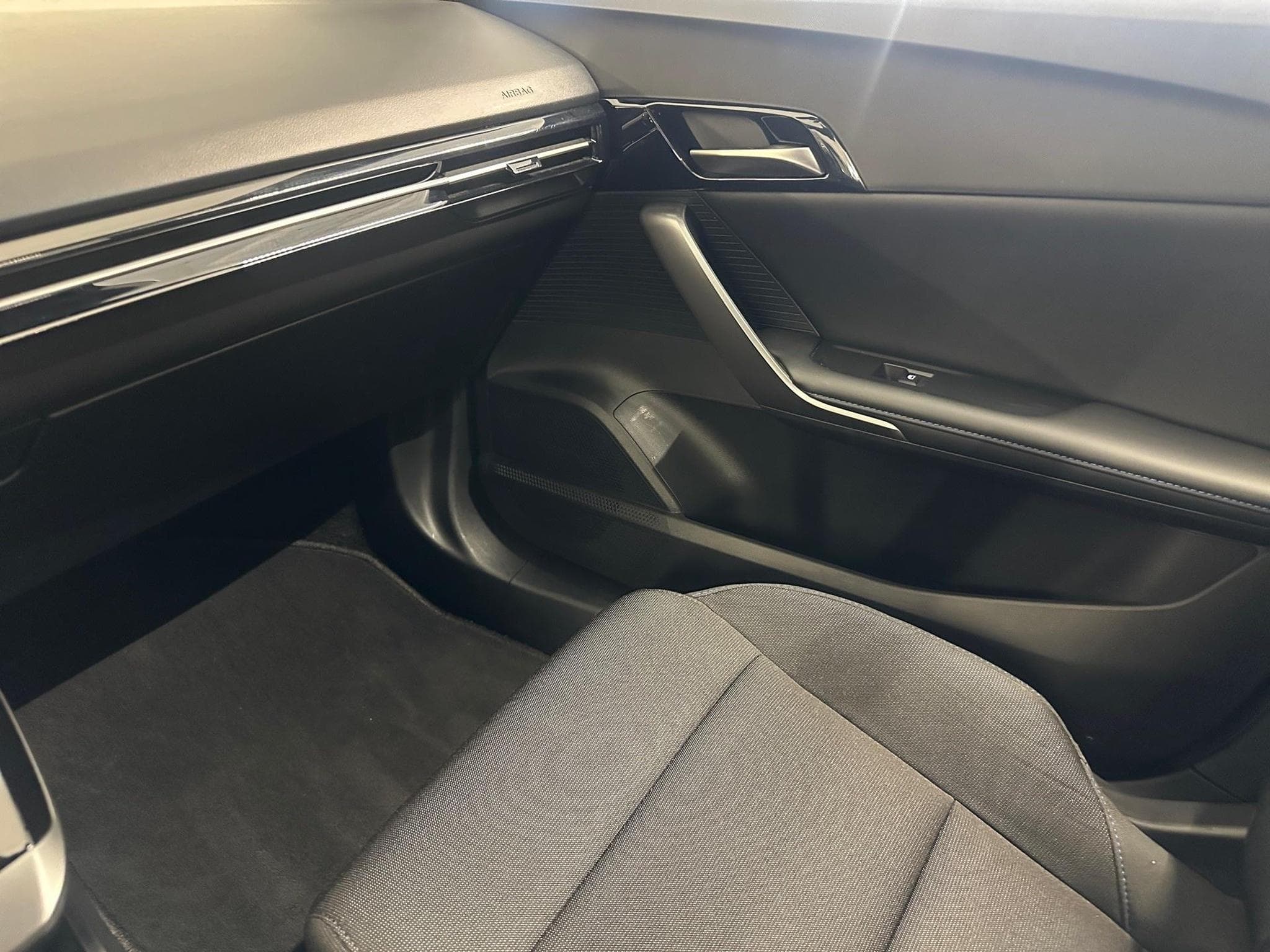 MG MG4 STANDARD (2023) - Photo 9