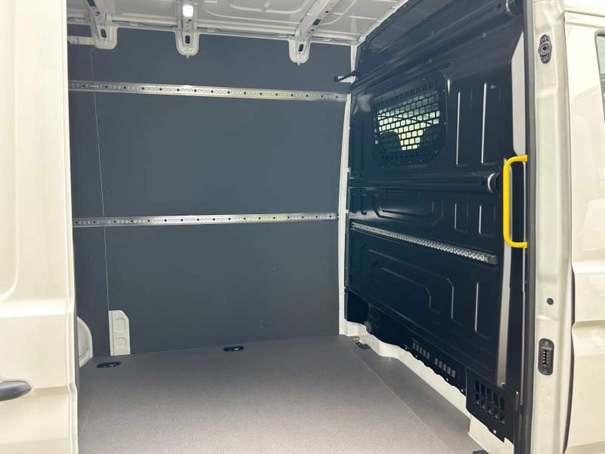 VW Crafter 35 TDI MR VA Autm. (2026) - Photo 10