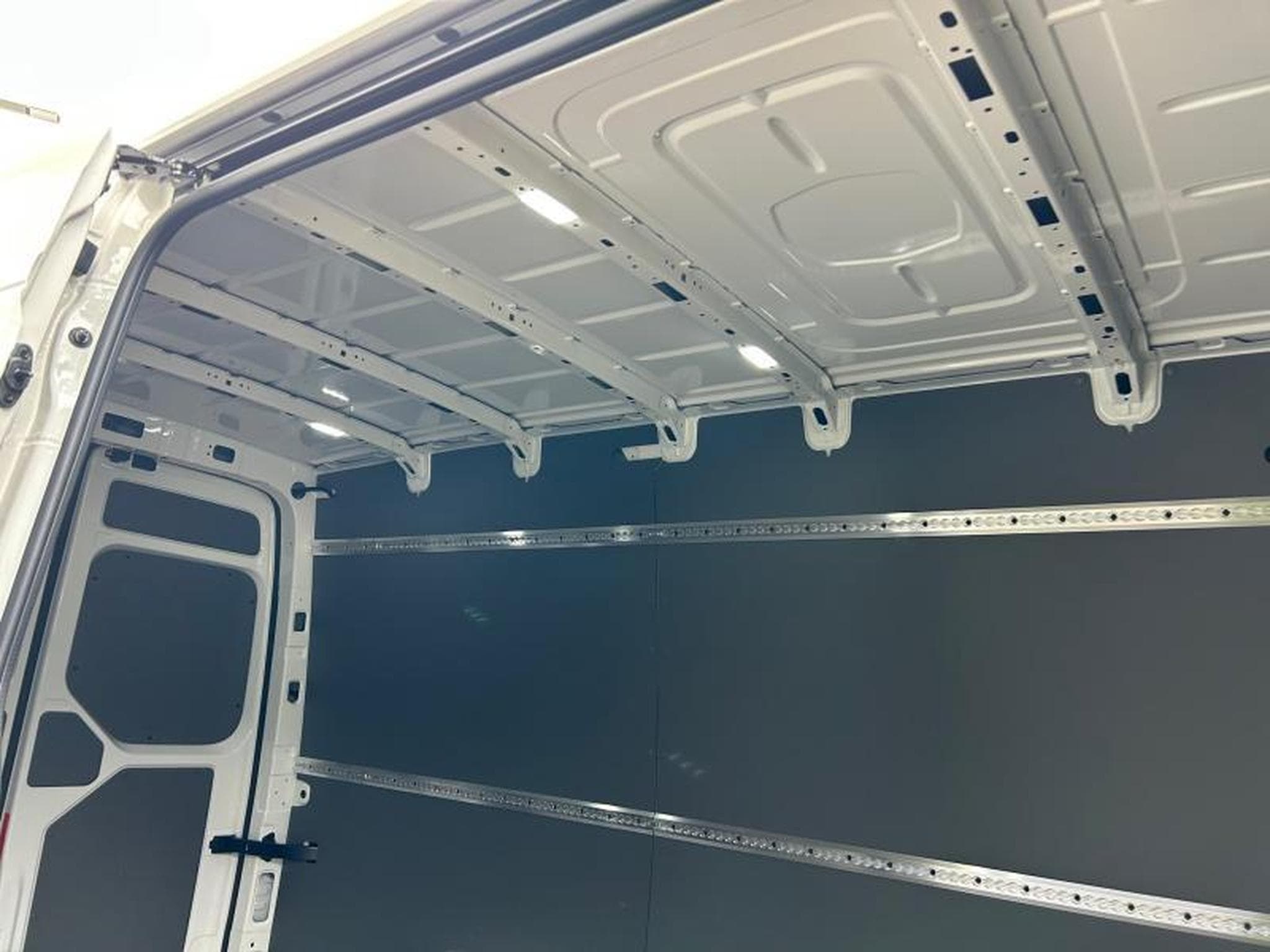 VW Crafter 35 TDI MR VA Autm. (2026) - Photo 9
