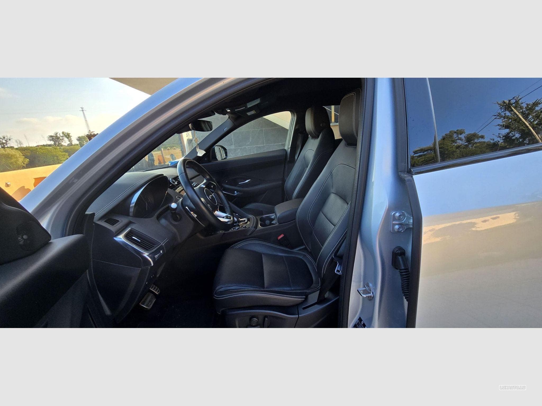 Jaguar E-Pace P300e SE (2023) - Photo 3