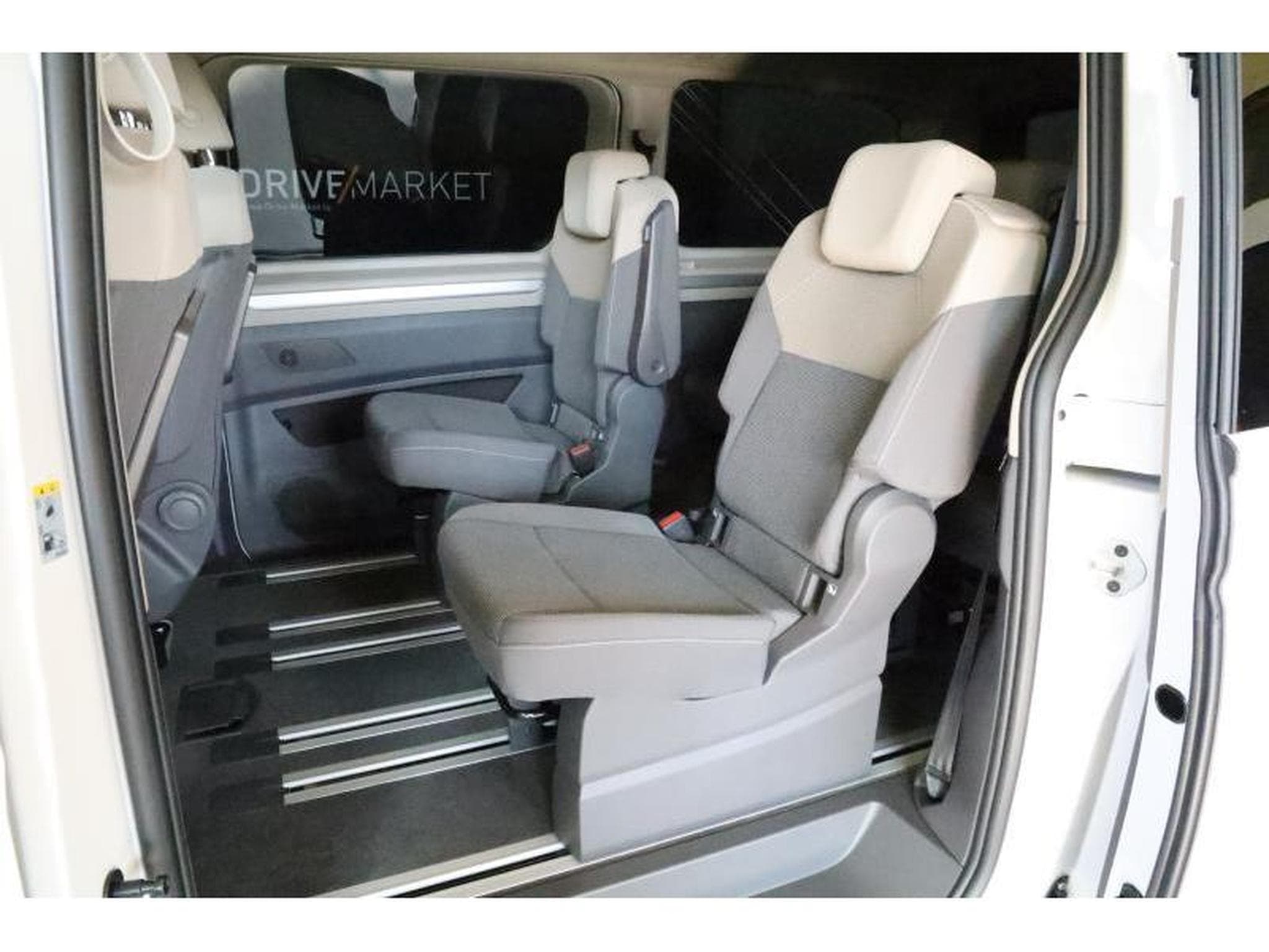 VW T7 Life LONG (2025) - Photo 10