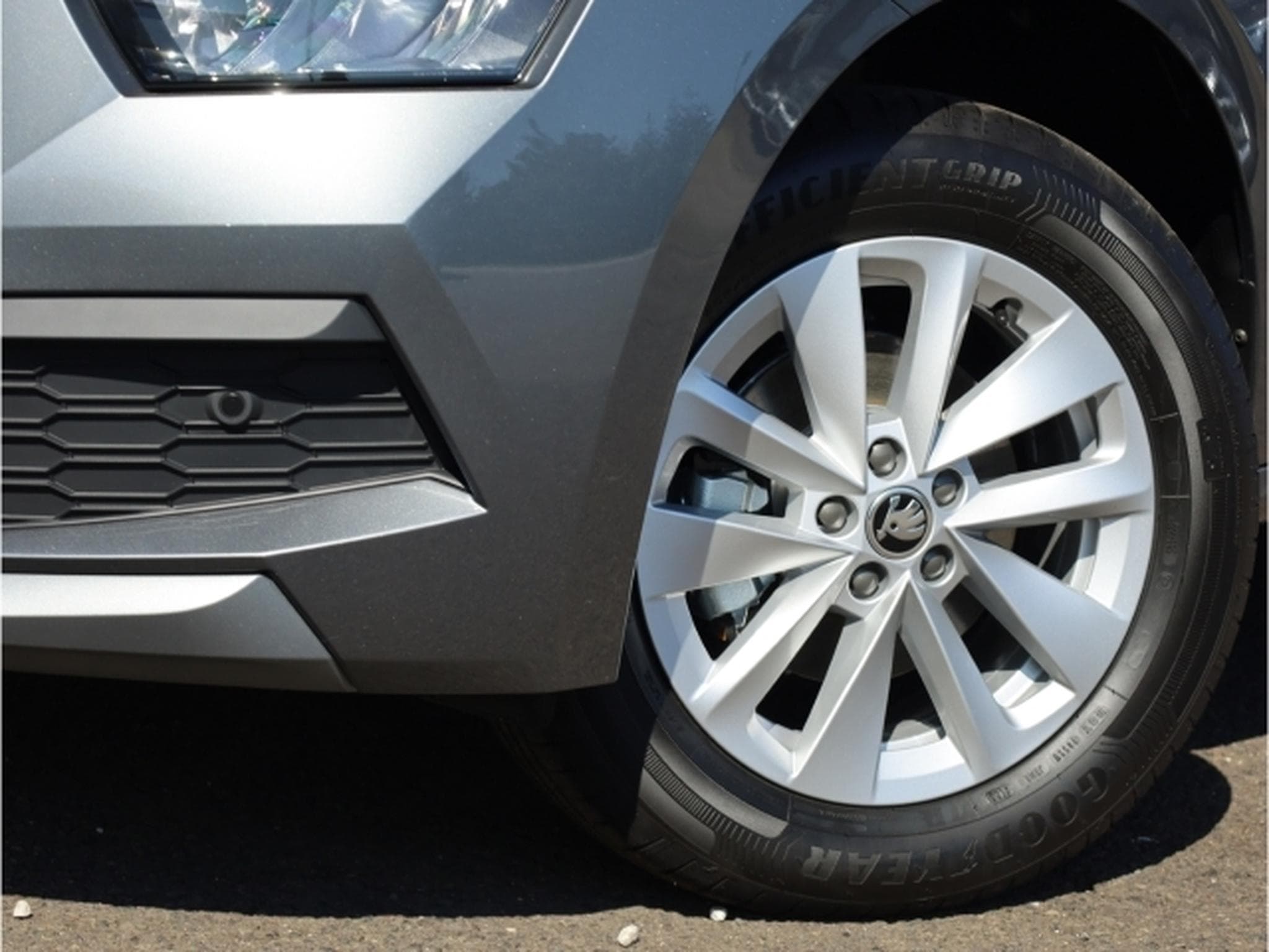 Skoda Kamiq 1.0 TSI DSG LED PDC MFL KESSY AUTO HOLD (2026) - Foto 4