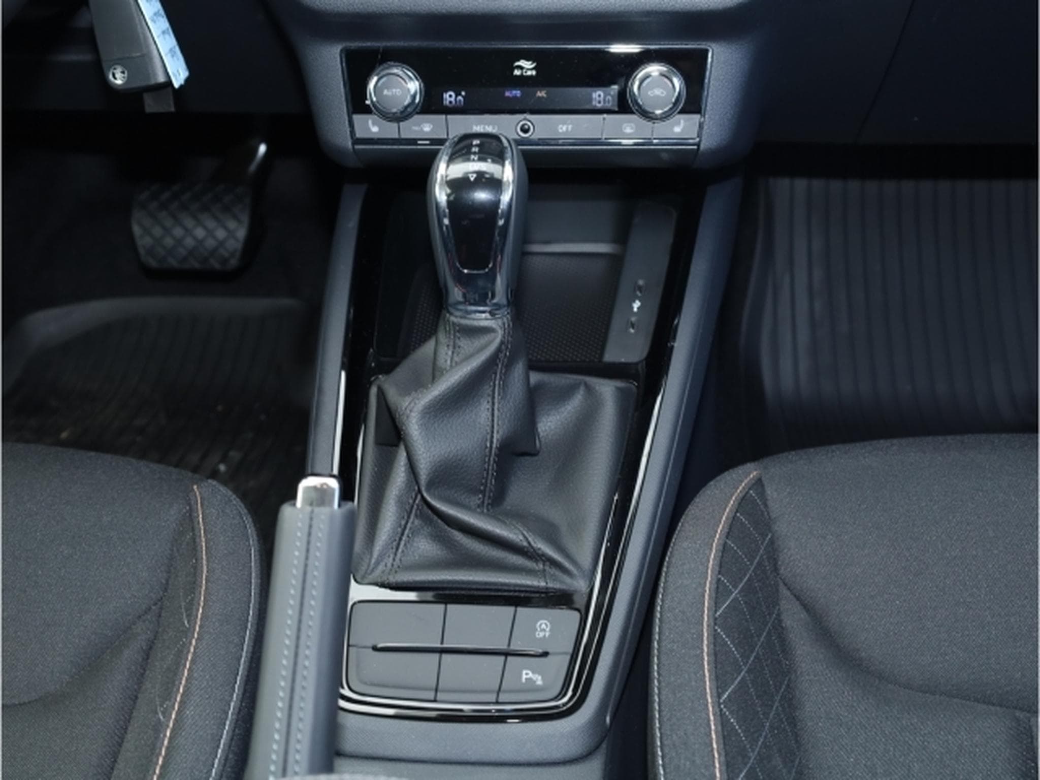 Skoda Kamiq 1.0 TSI DSG LED PDC MFL KESSY AUTO HOLD (2026) - Foto 8