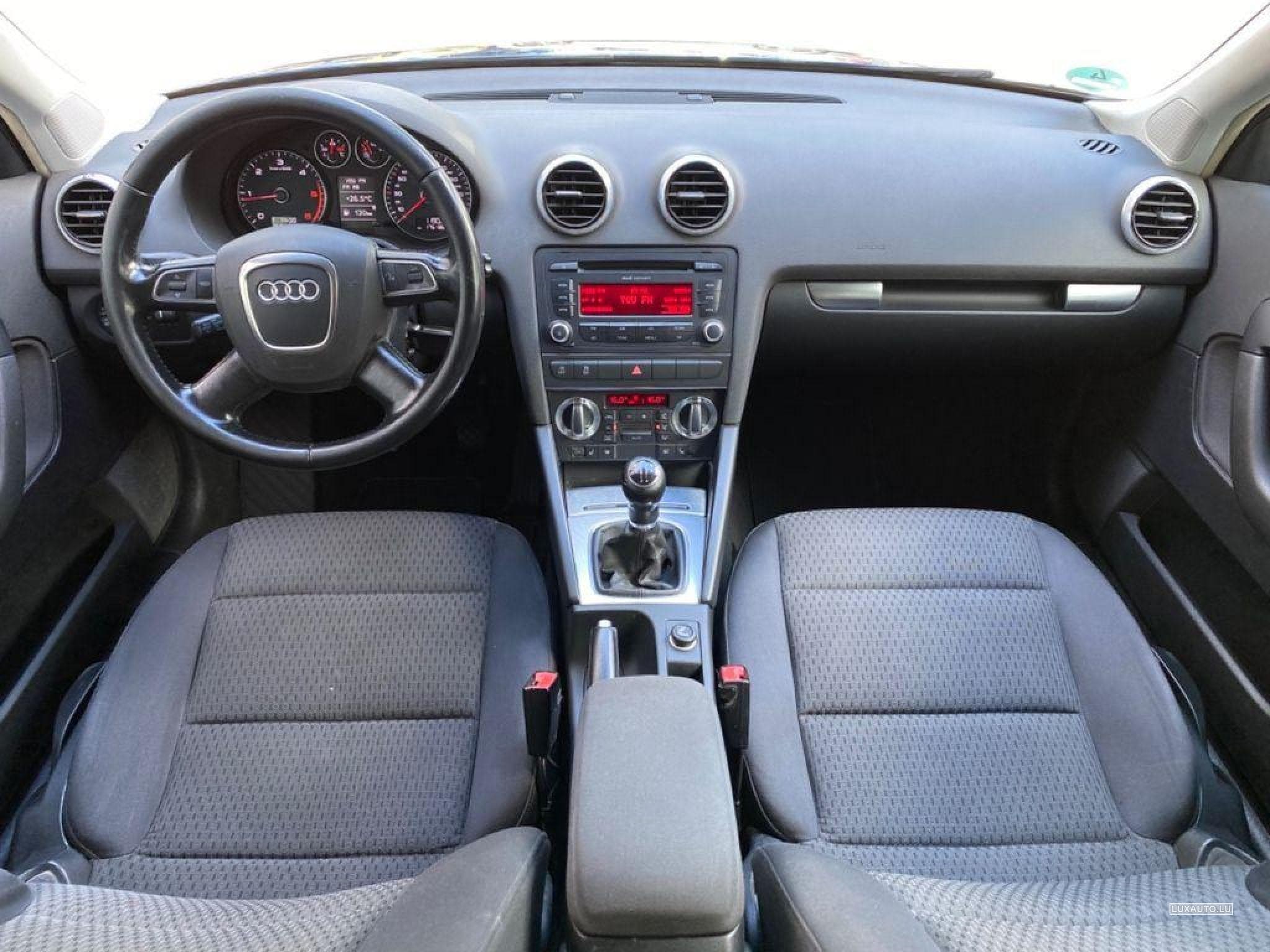 Audi A3 1.6 TDI Attraction 5 places (2009) - Photo 2