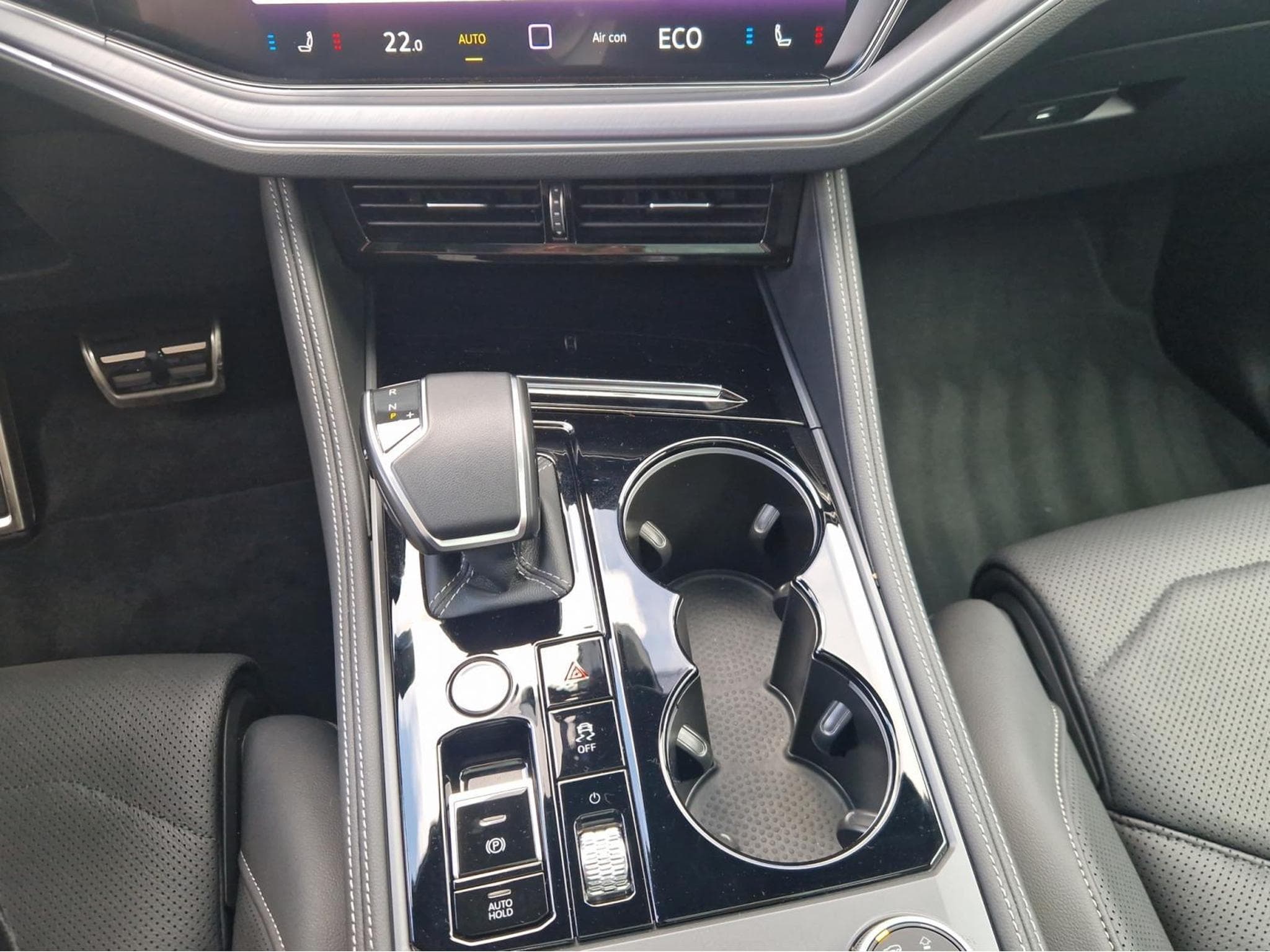 VW Touareg R-LINE (2024) - Foto 13