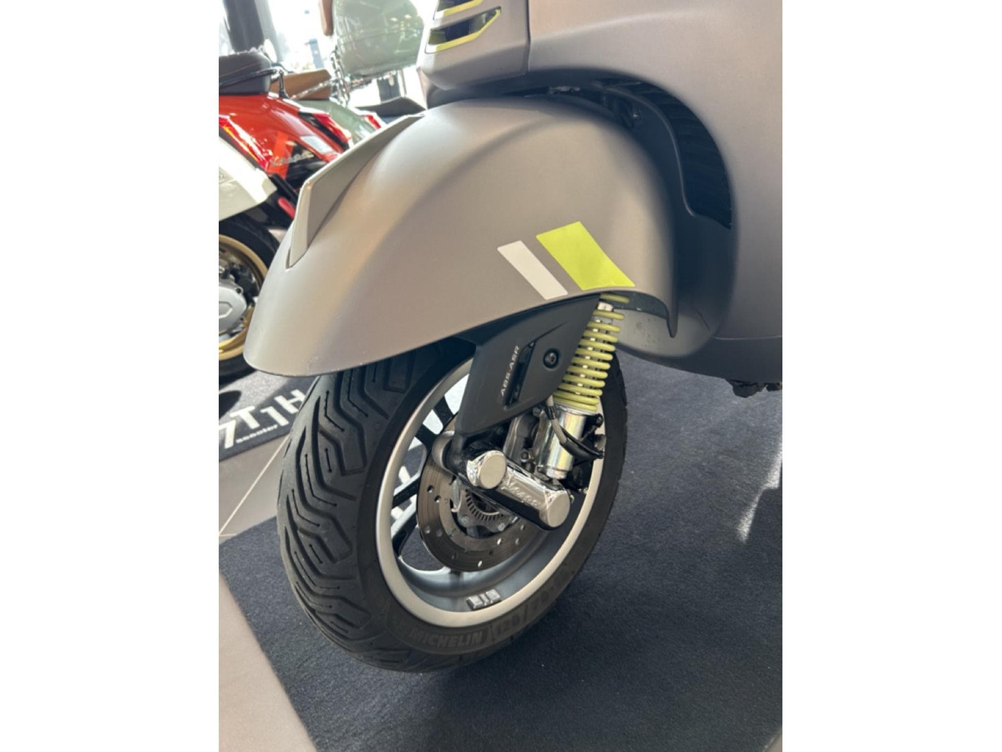Vespa GTS Super Tech (2023) - Foto 4