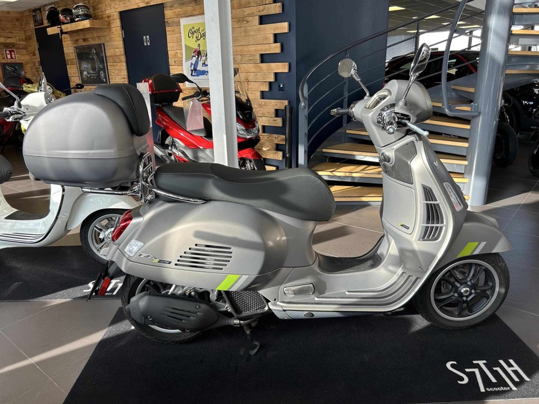 Vespa GTS Super Tech (2023) - Foto 9