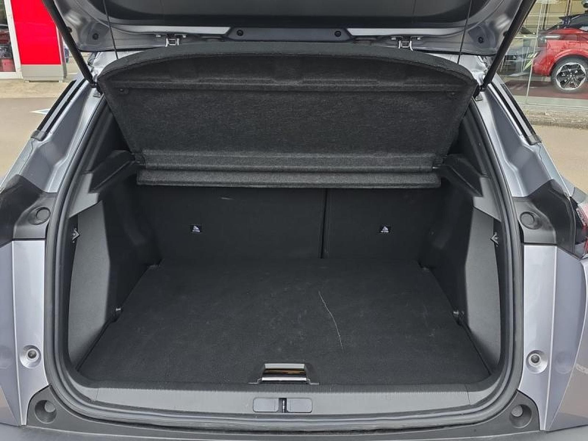 PEUGEOT 2008 e-2008 136ch GT (2023) - Photo 4