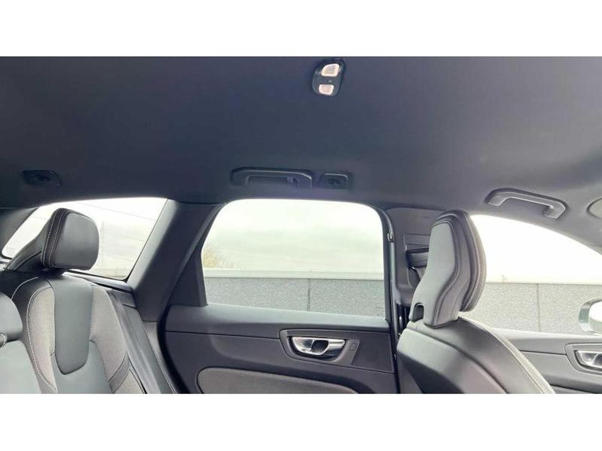 Volvo XC60 Plus Dark (2022) - Foto 17