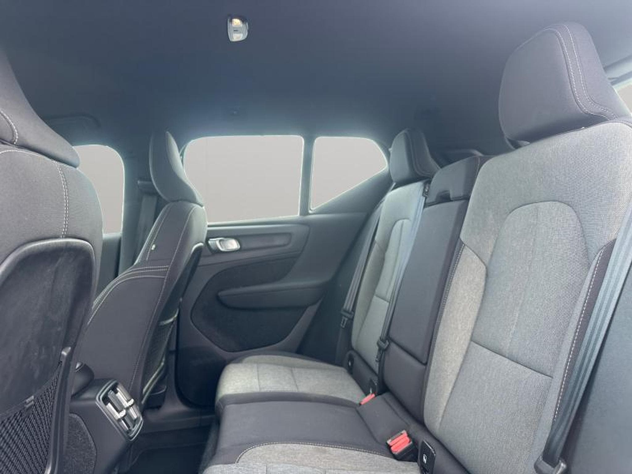 Volvo XC40 B3 Core / Essence (2023) - Foto 24