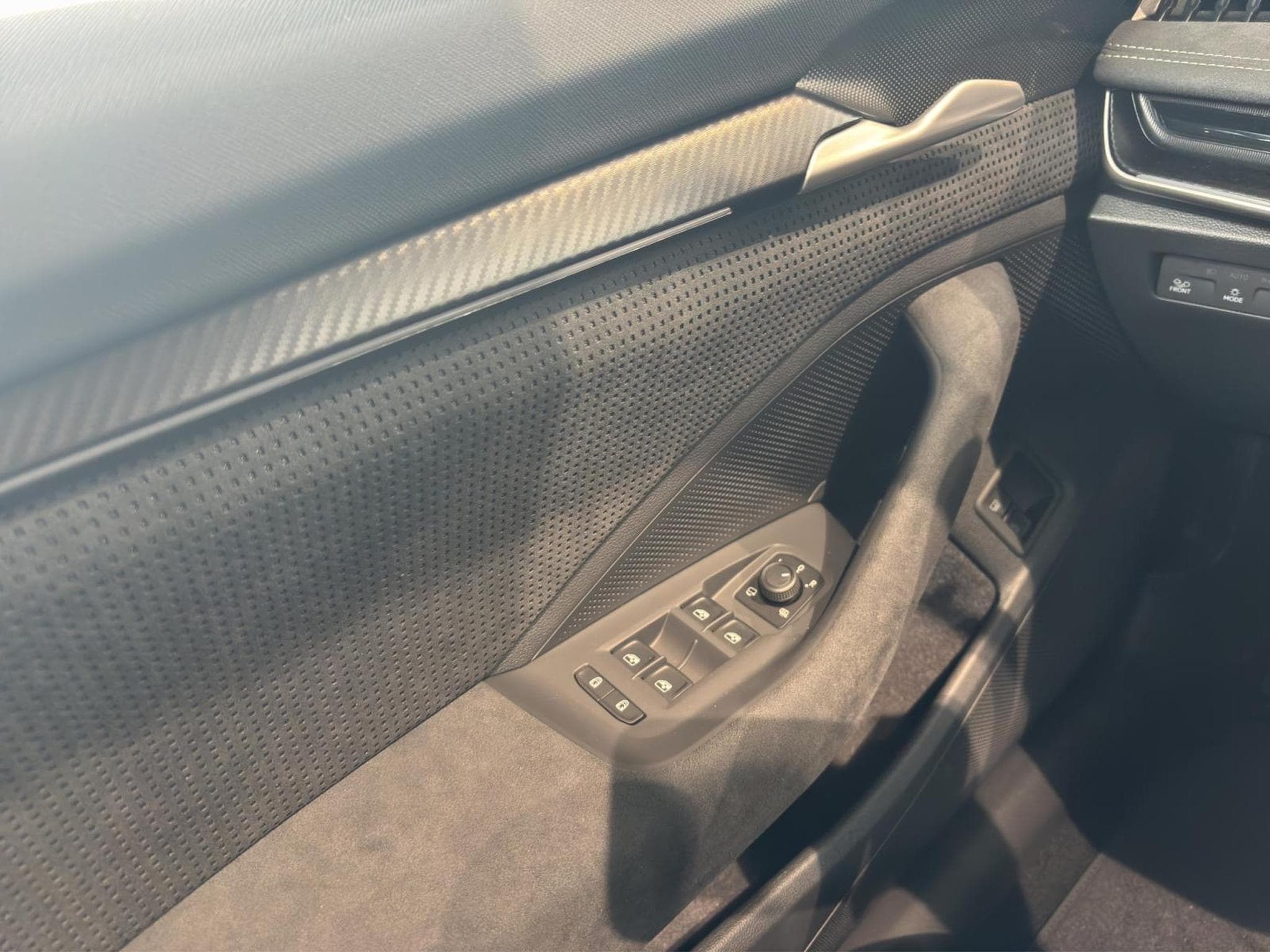 Skoda Superb Sportline (2025) - Photo 13