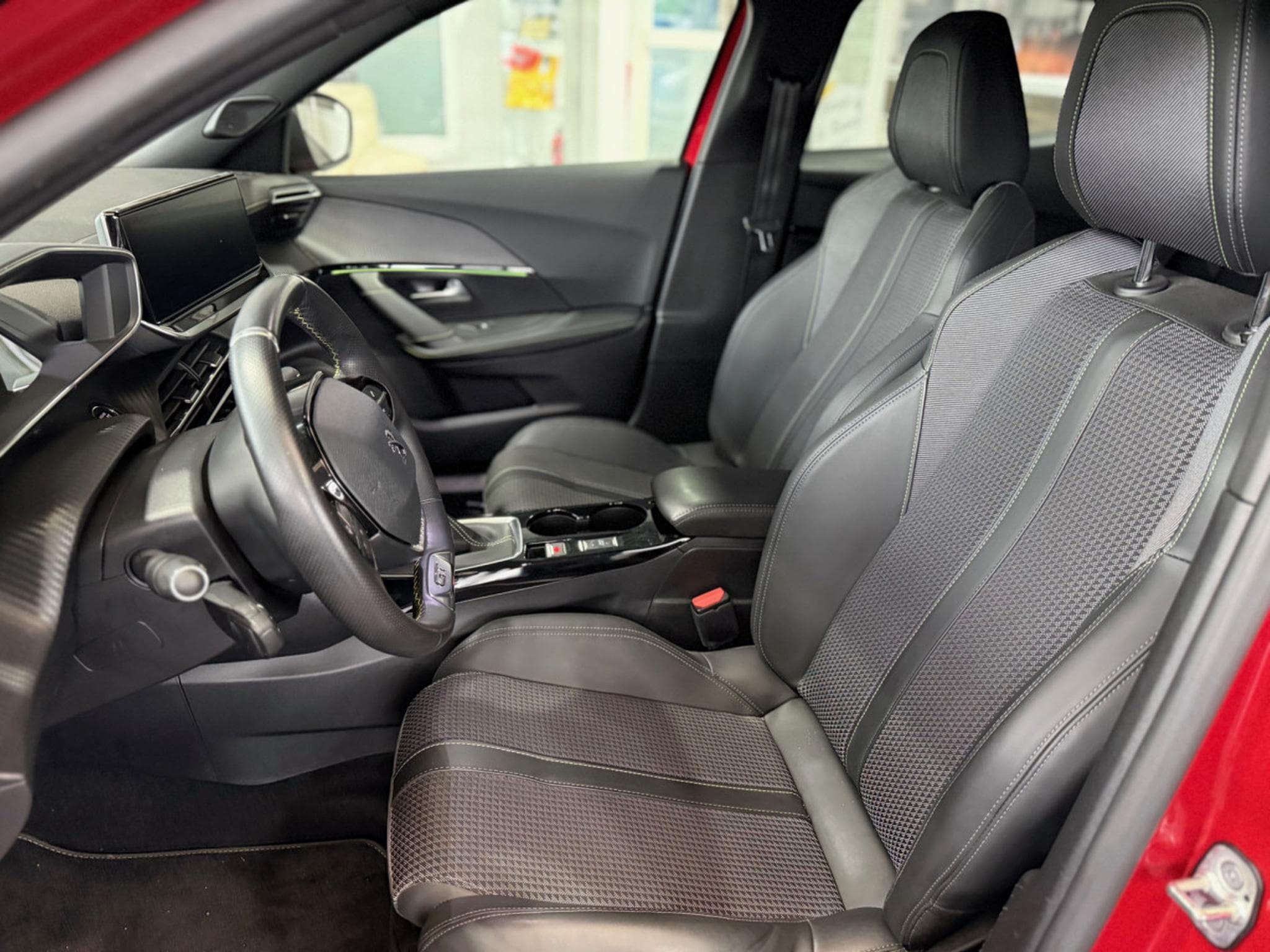 Peugeot 2008 GT (2022) - Photo 6