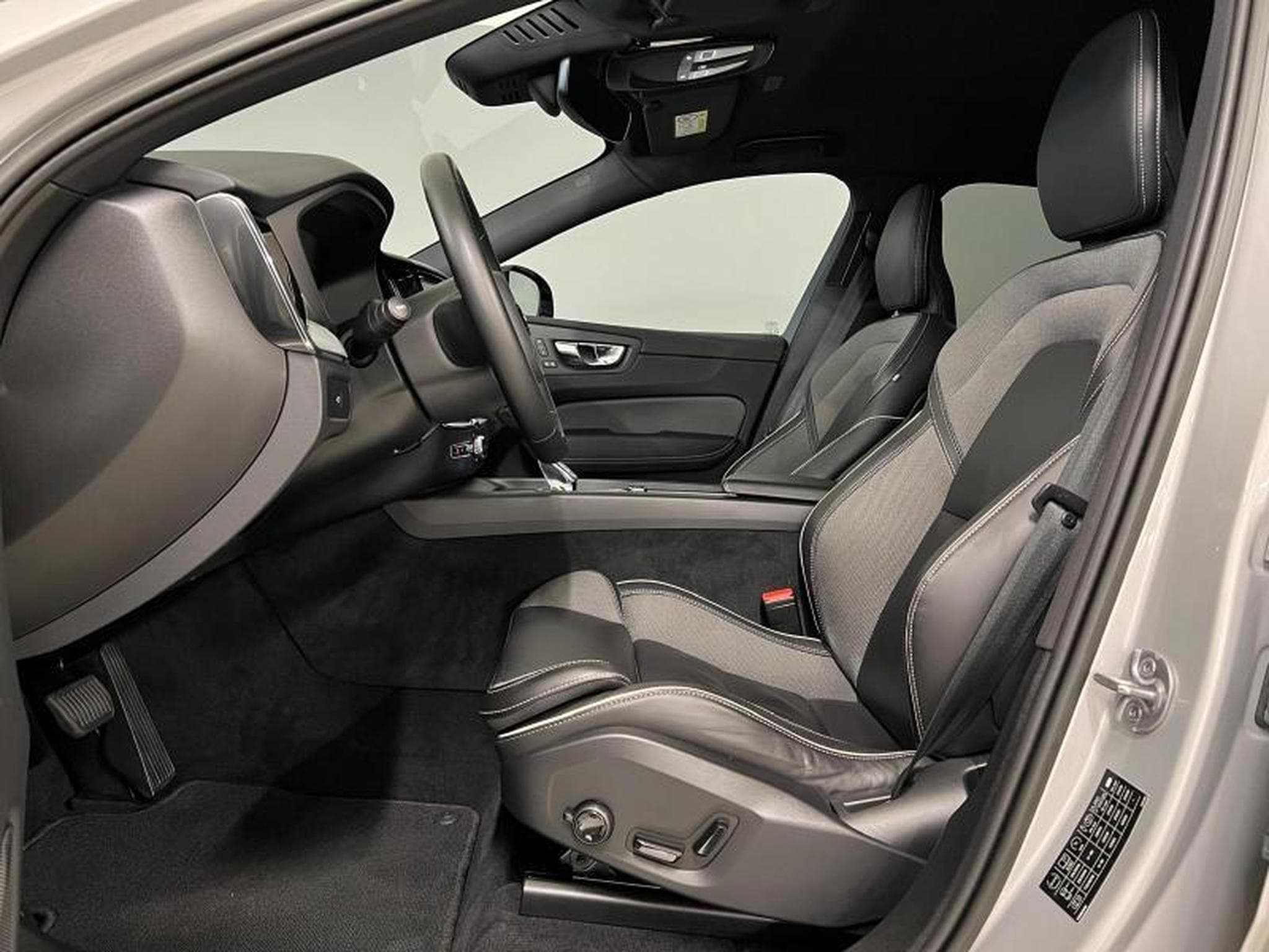 Volvo XC60 Plus Dark (2022) - Photo 6