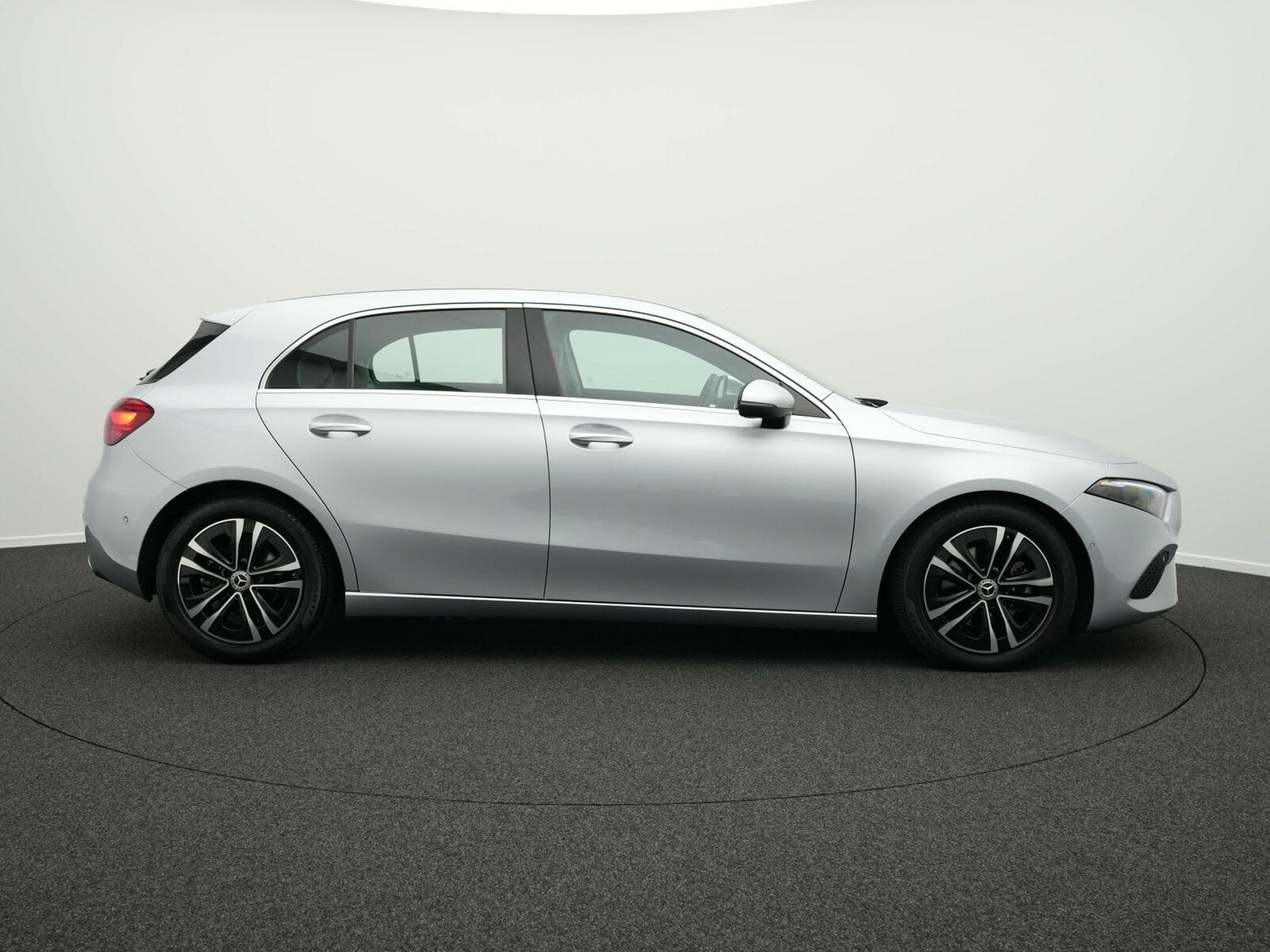 Mercedes A 180 d Progressive LED+SHZ+Kamera+MBUX (2024) - Photo 5