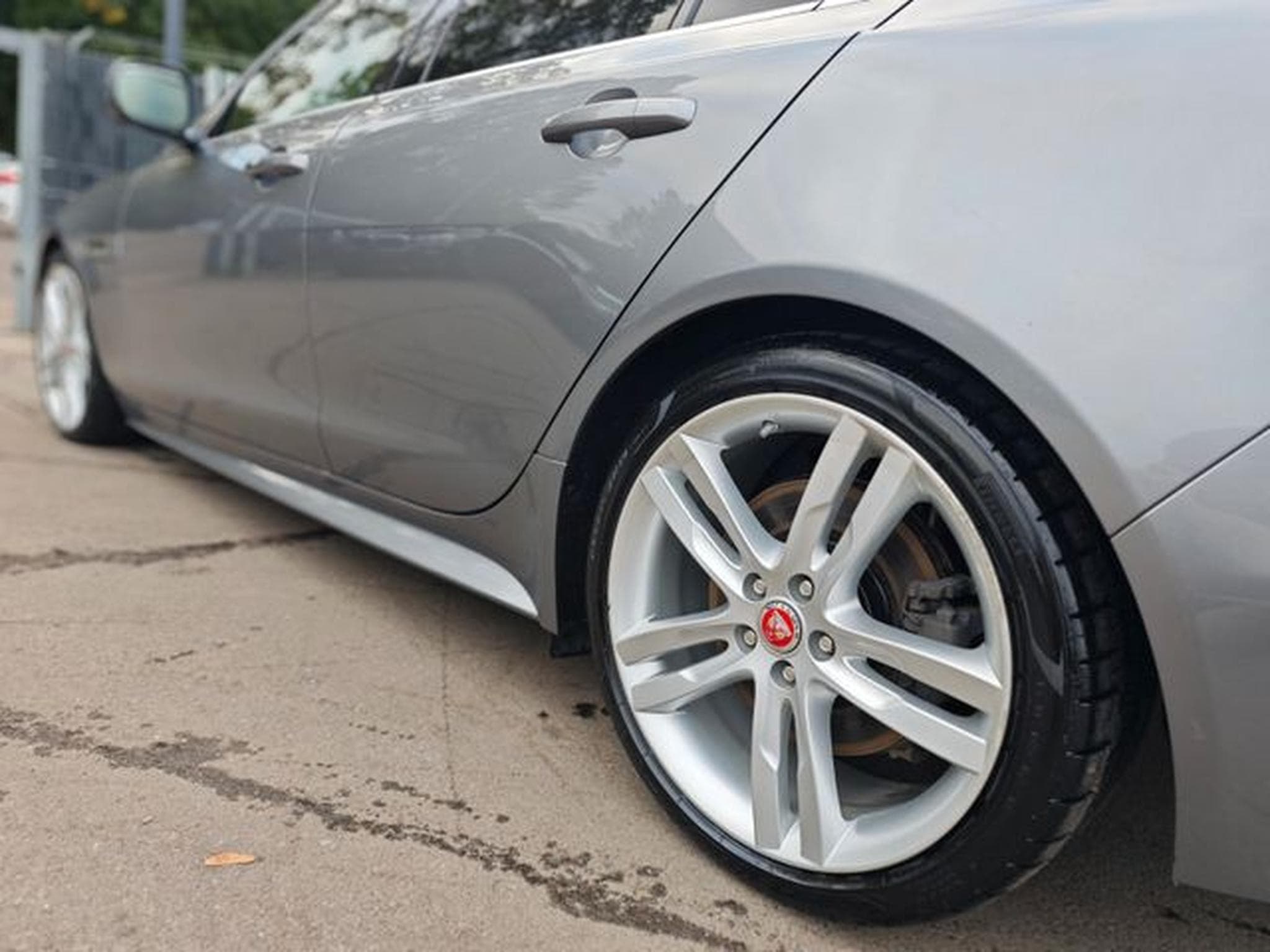 Jaguar XE XE 2.0d R-DYNAMIC S*CARPLAY*NAVI*SHZ*VOLL-LED* (2021) - Photo 10